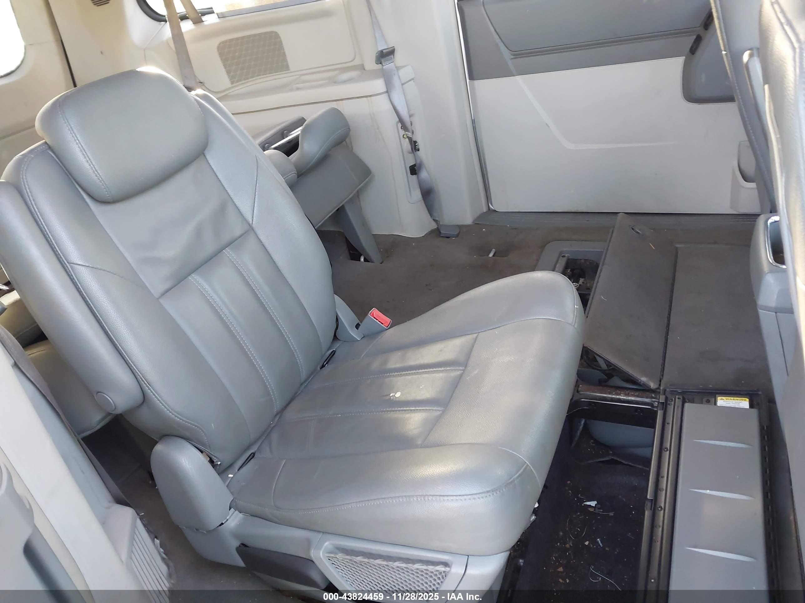 CHRYSLER TOWN image 8