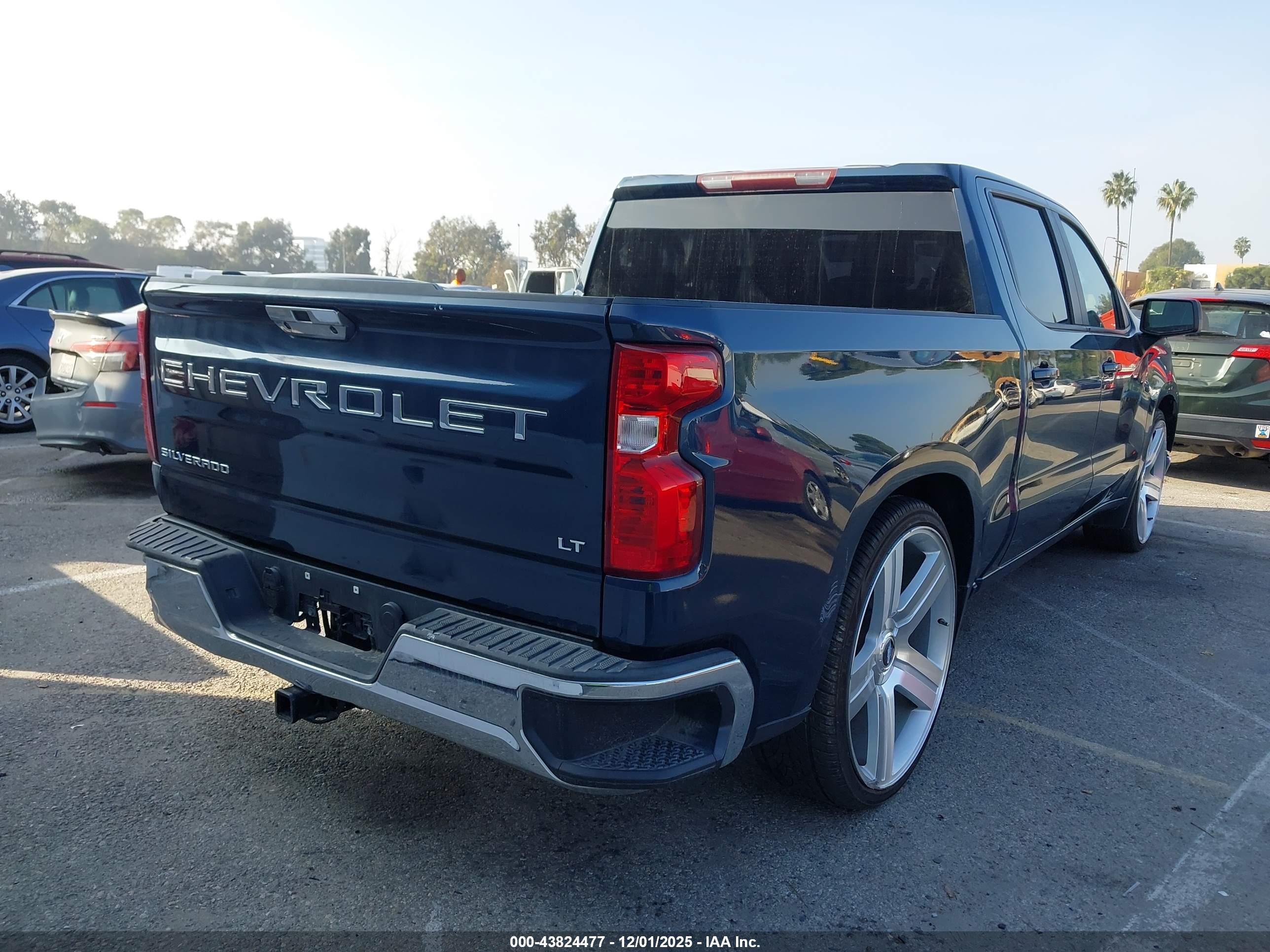 CHEVROLET SILVERADO image 4