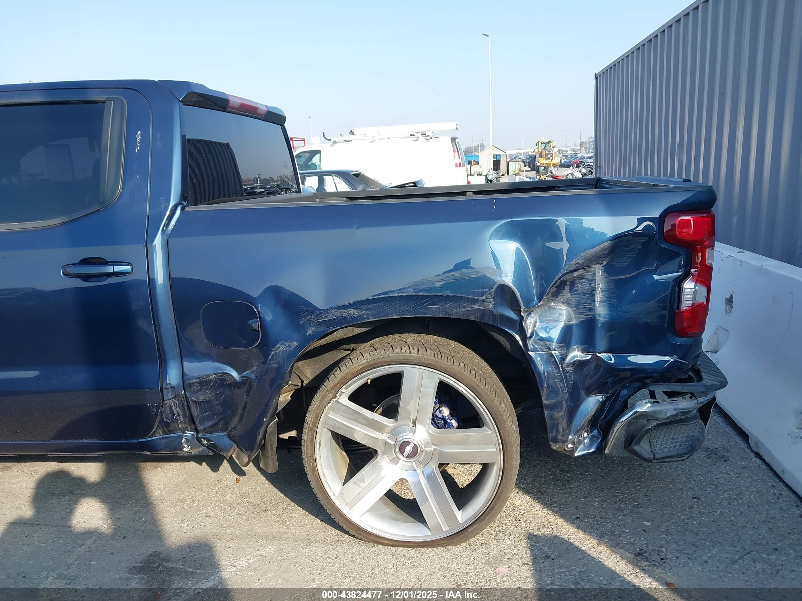CHEVROLET SILVERADO image 6