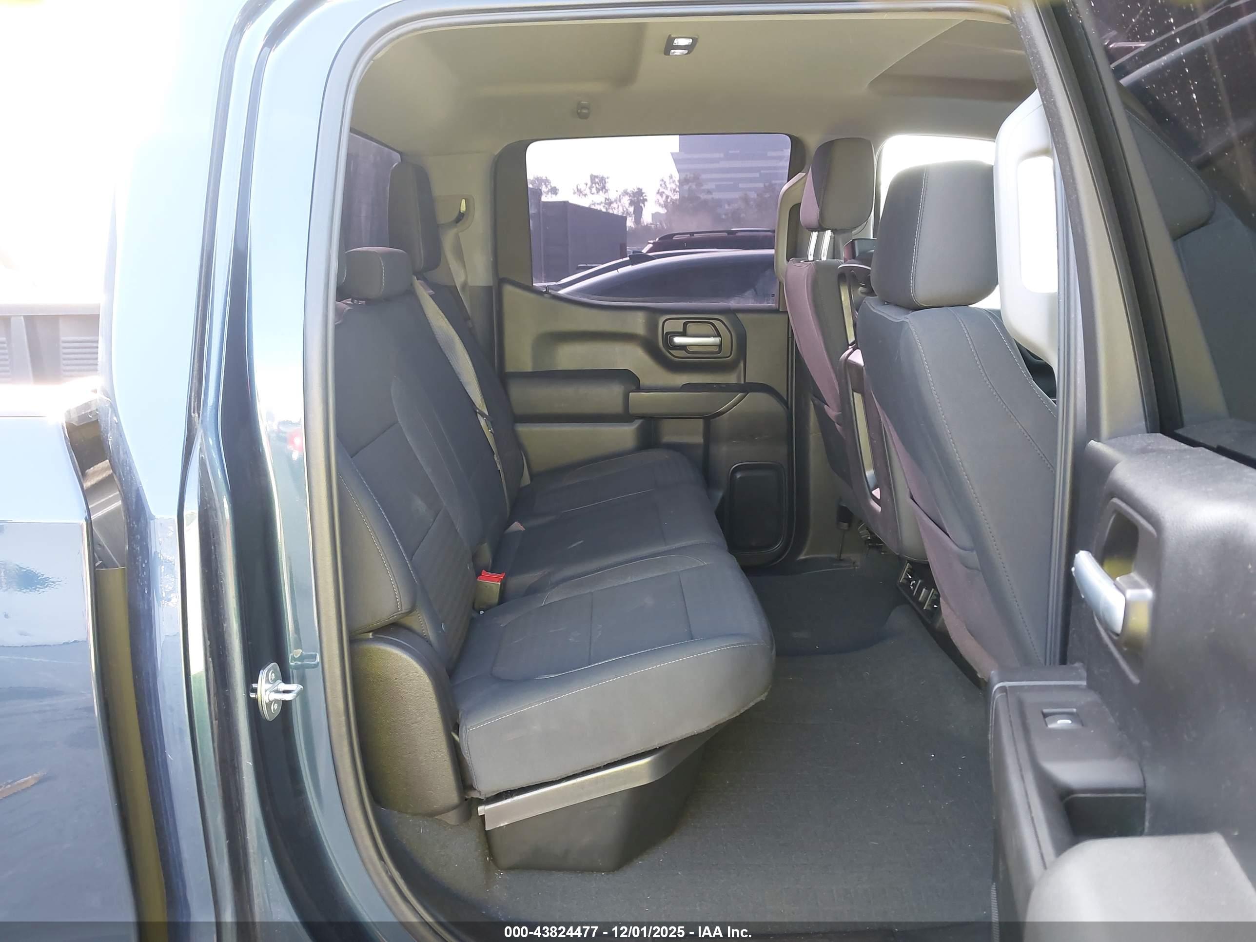 CHEVROLET SILVERADO image 8