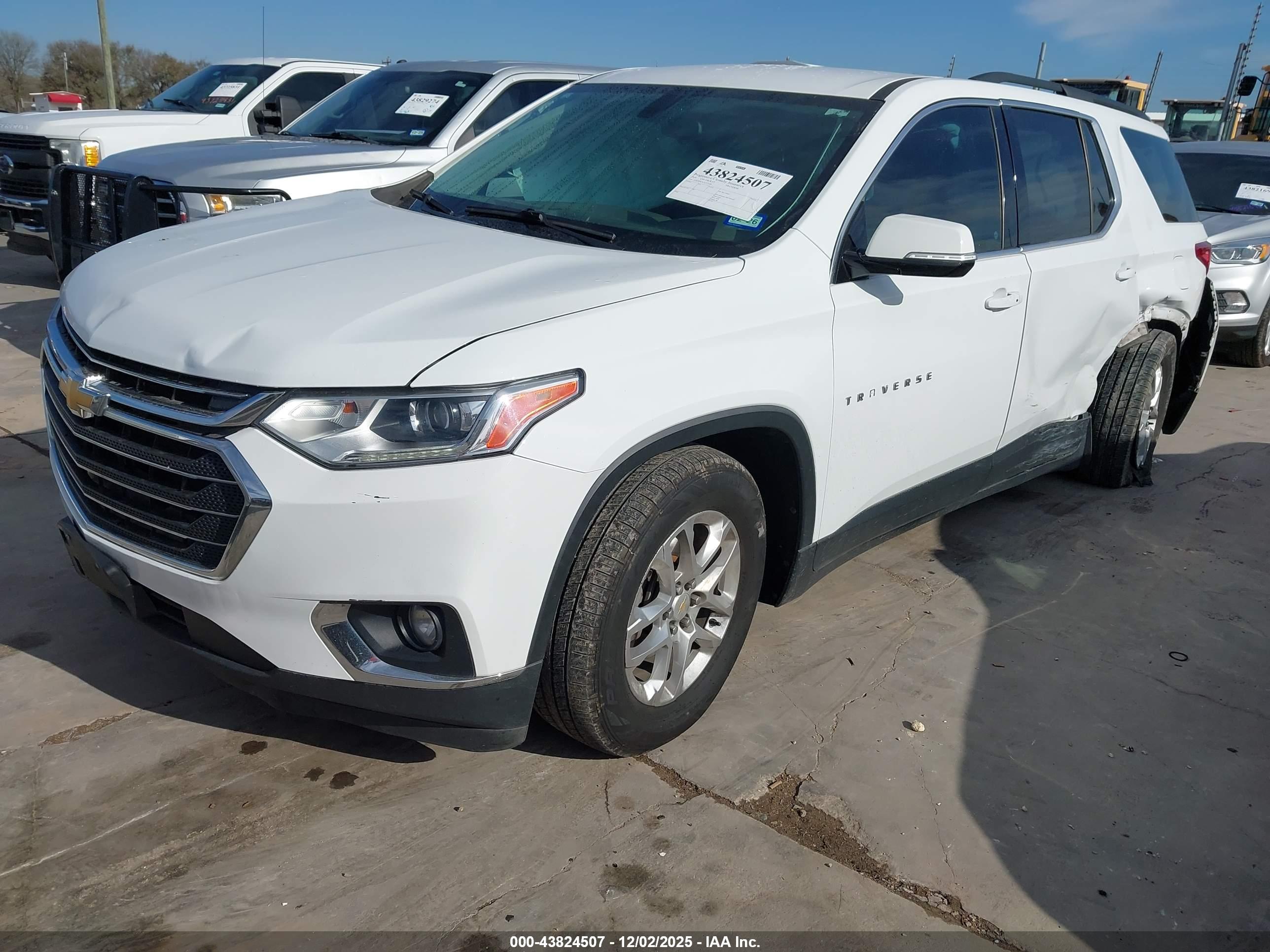 CHEVROLET TRAVERSE image 2