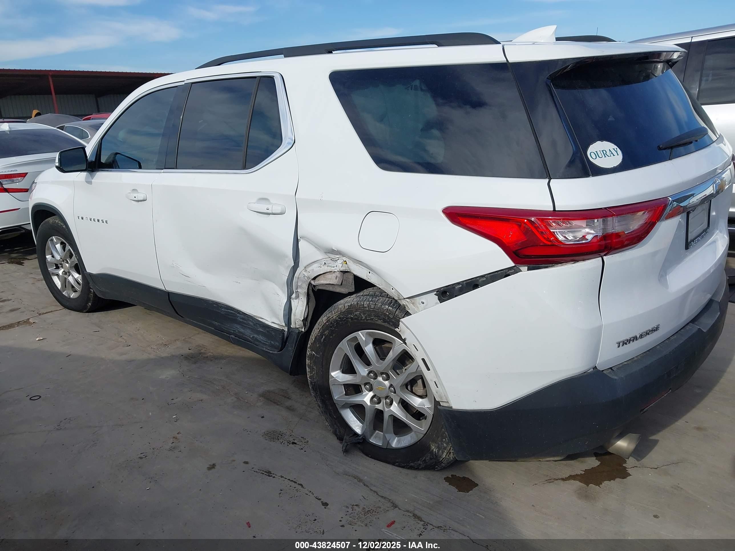 CHEVROLET TRAVERSE image 3