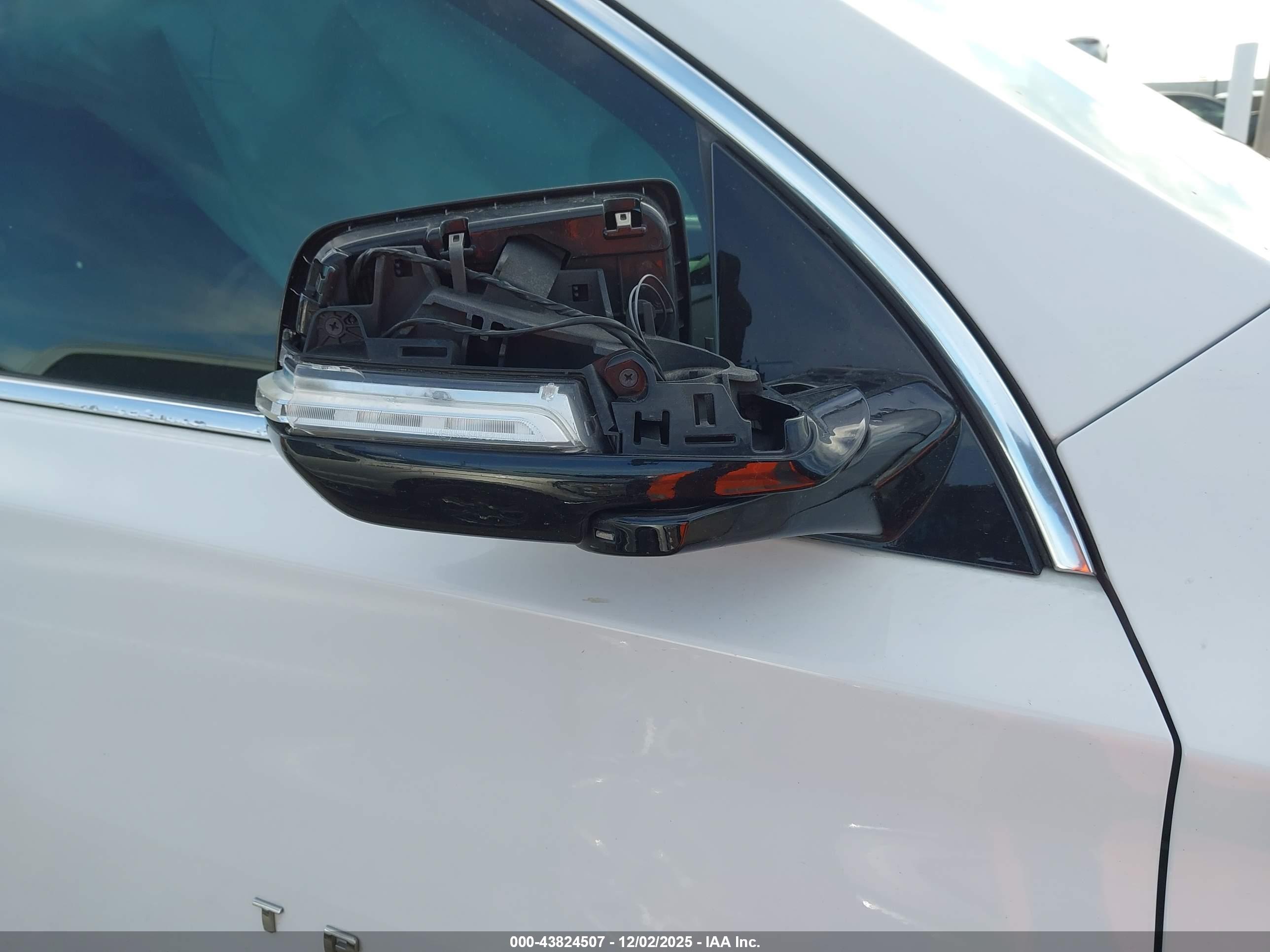 CHEVROLET TRAVERSE image 6
