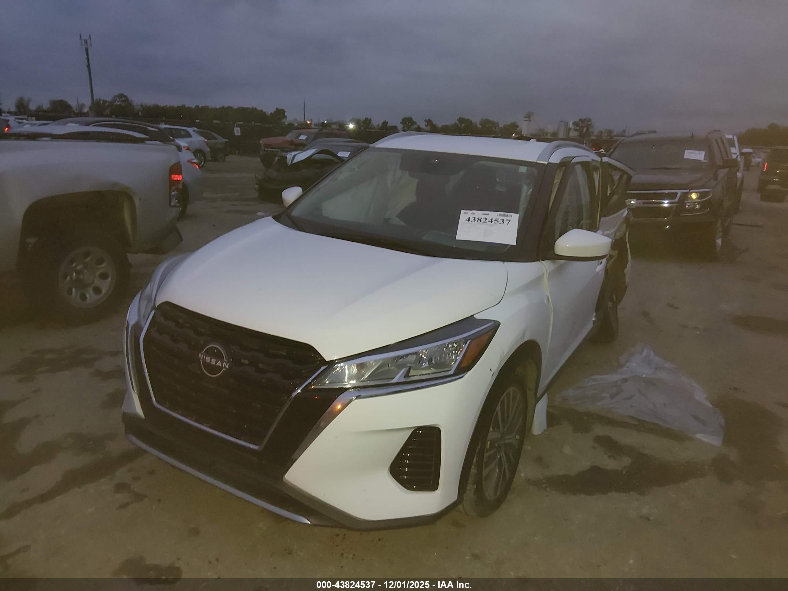 NISSAN KICKS image 2