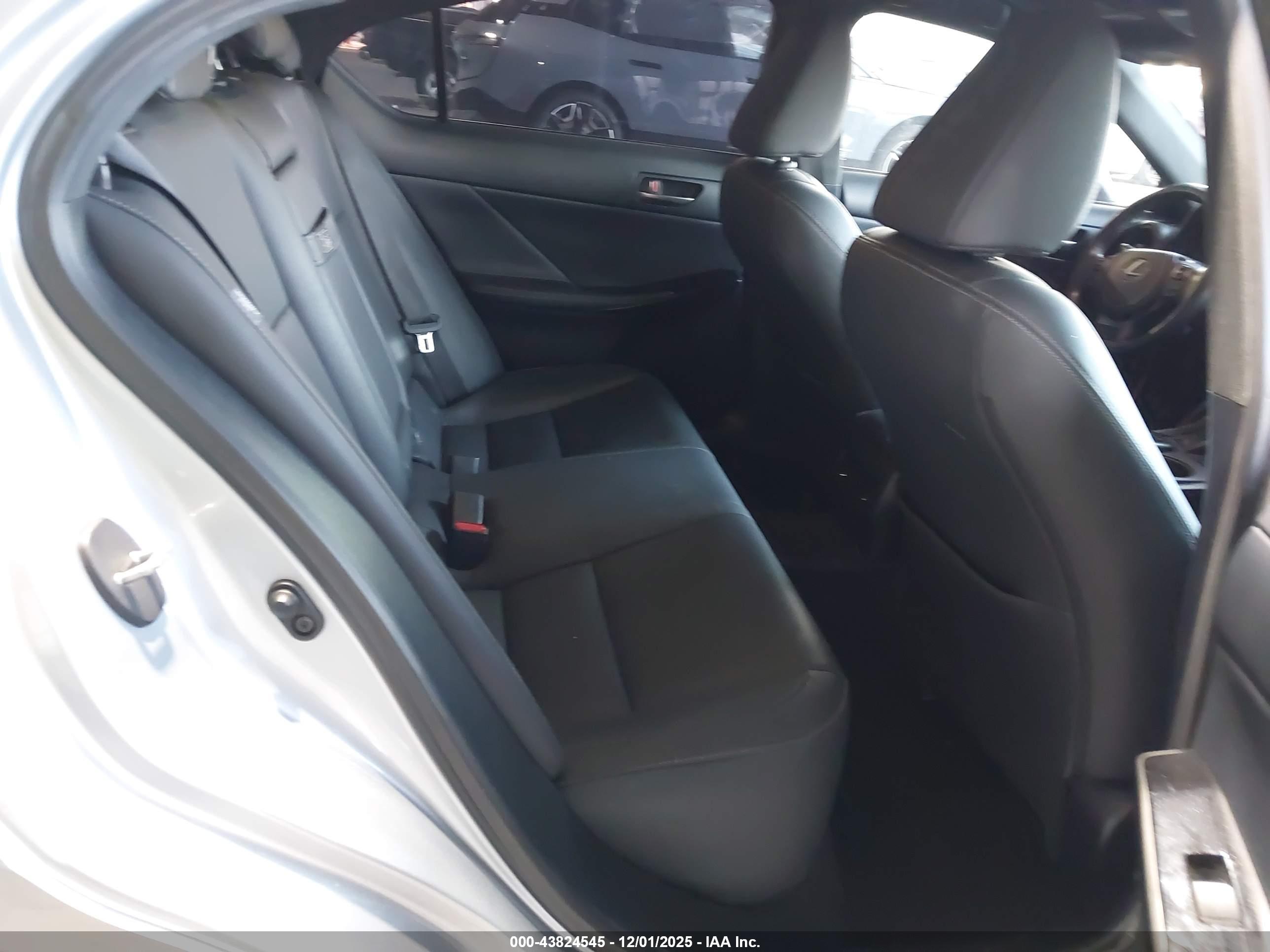 LEXUS IS image 8