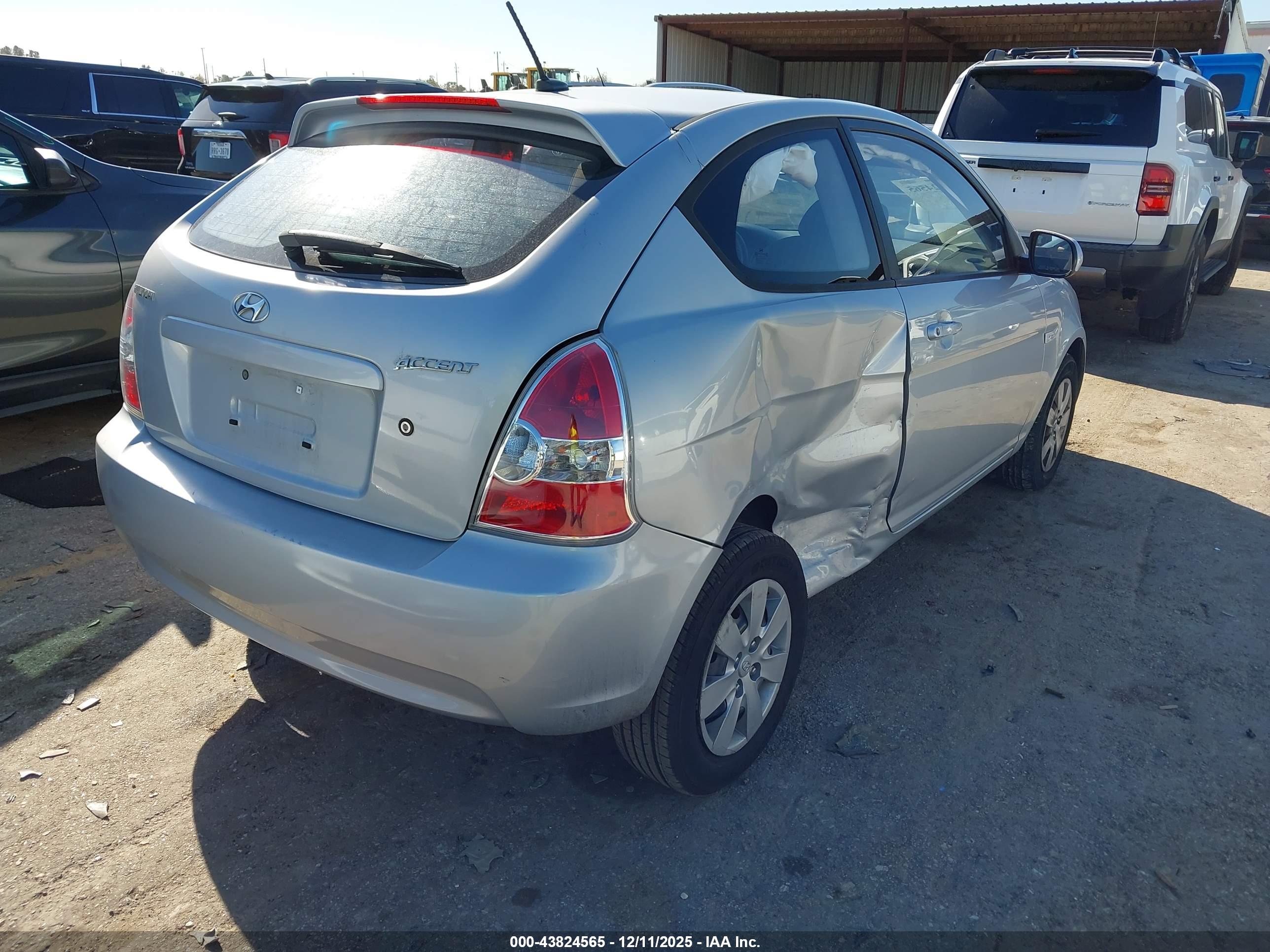HYUNDAI ACCENT image 4