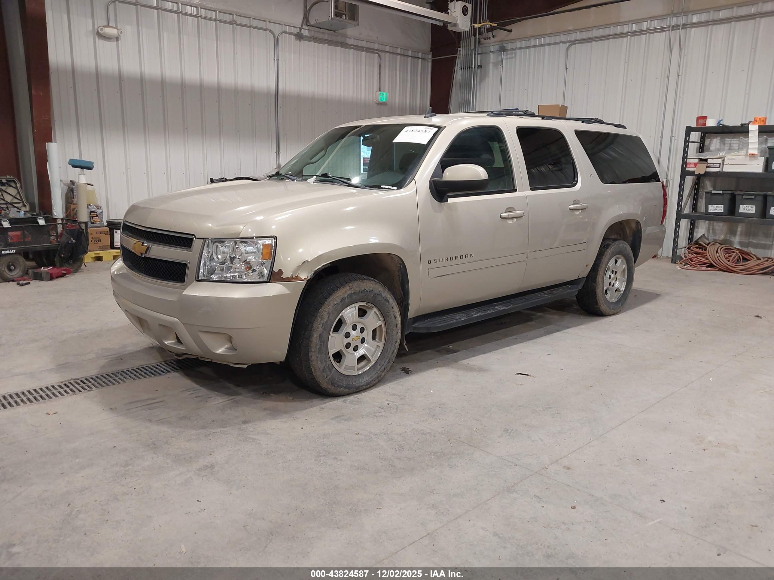 CHEVROLET SUBURBAN image 2