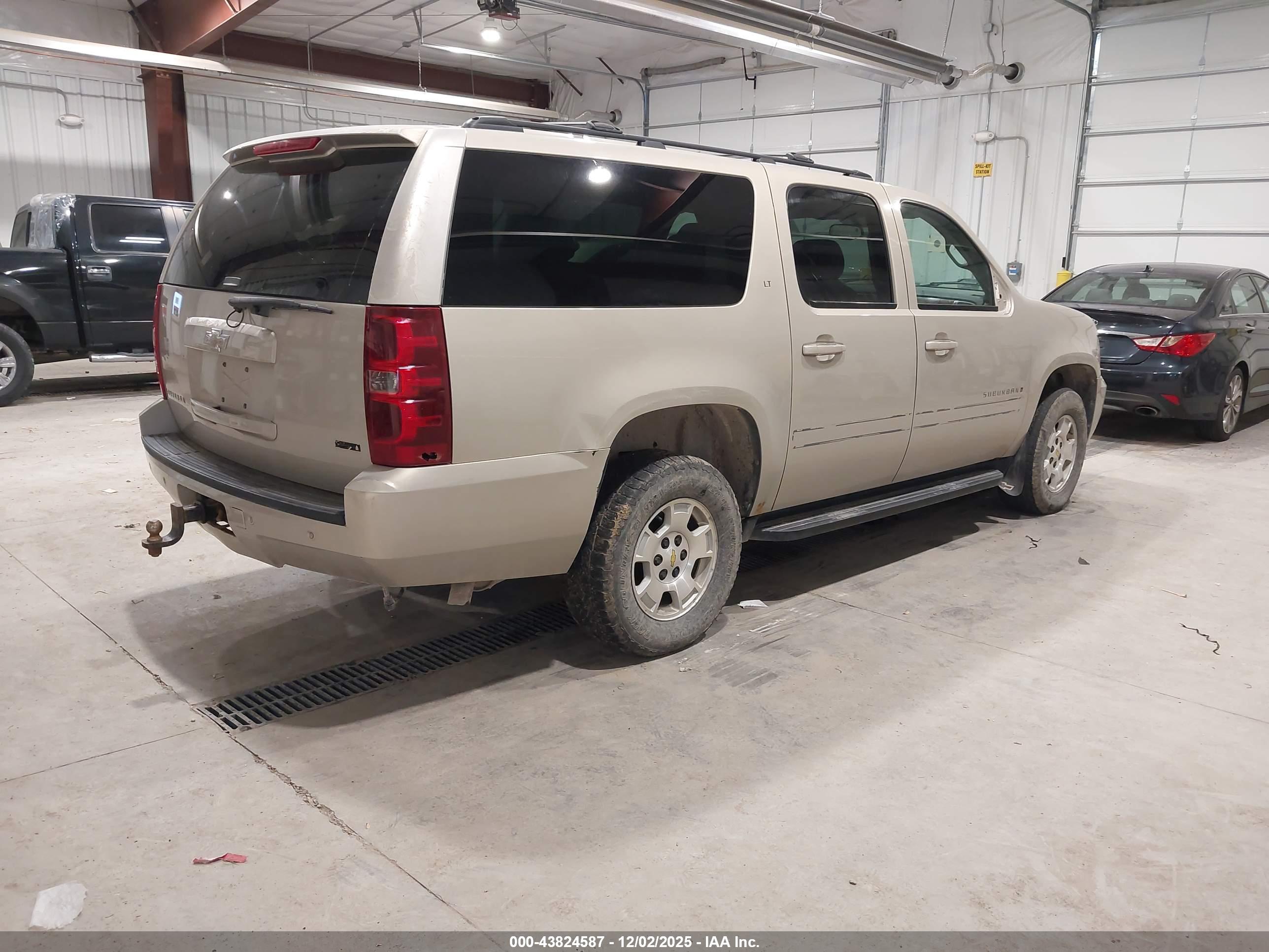 CHEVROLET SUBURBAN image 4