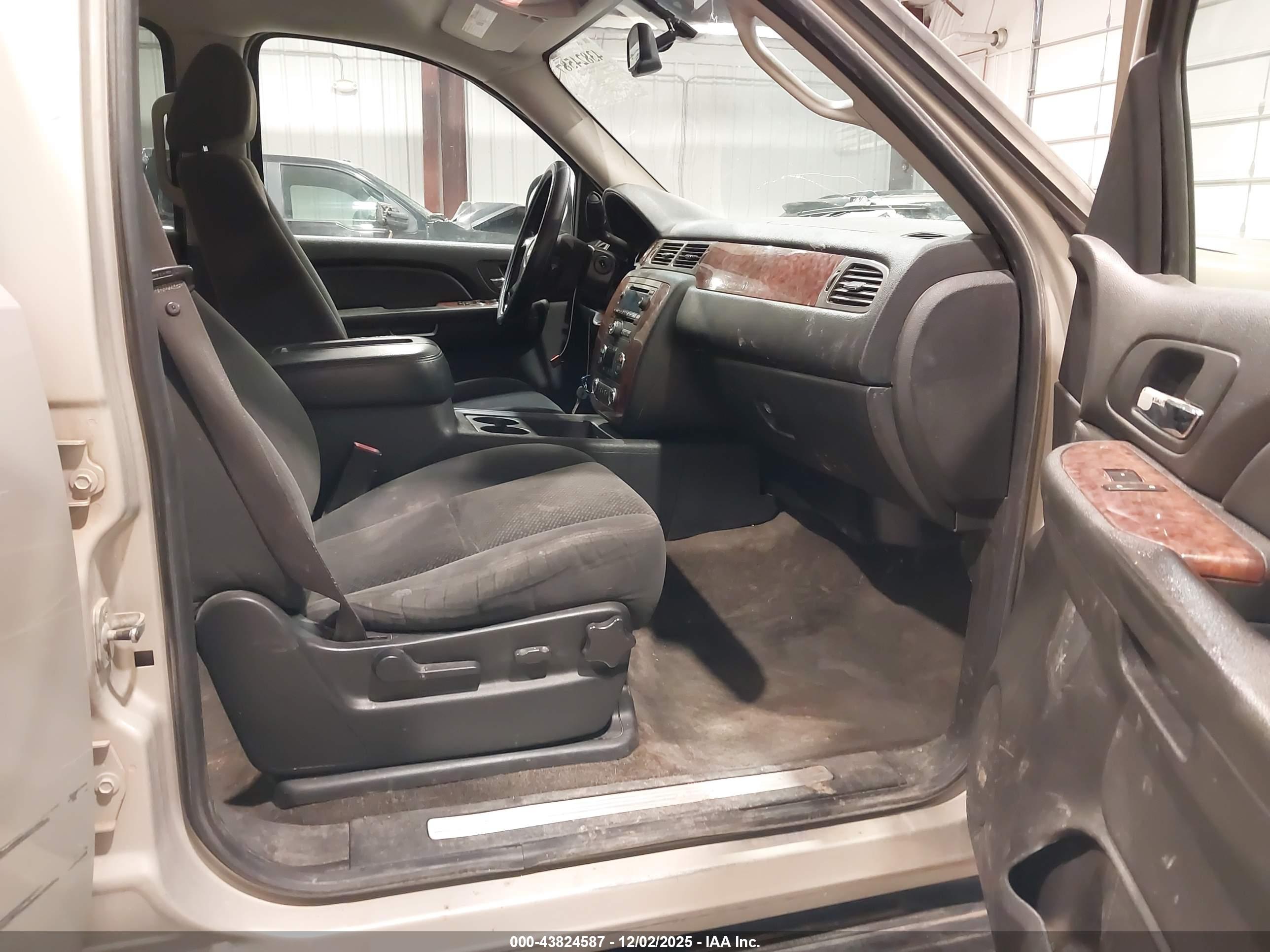 CHEVROLET SUBURBAN image 5