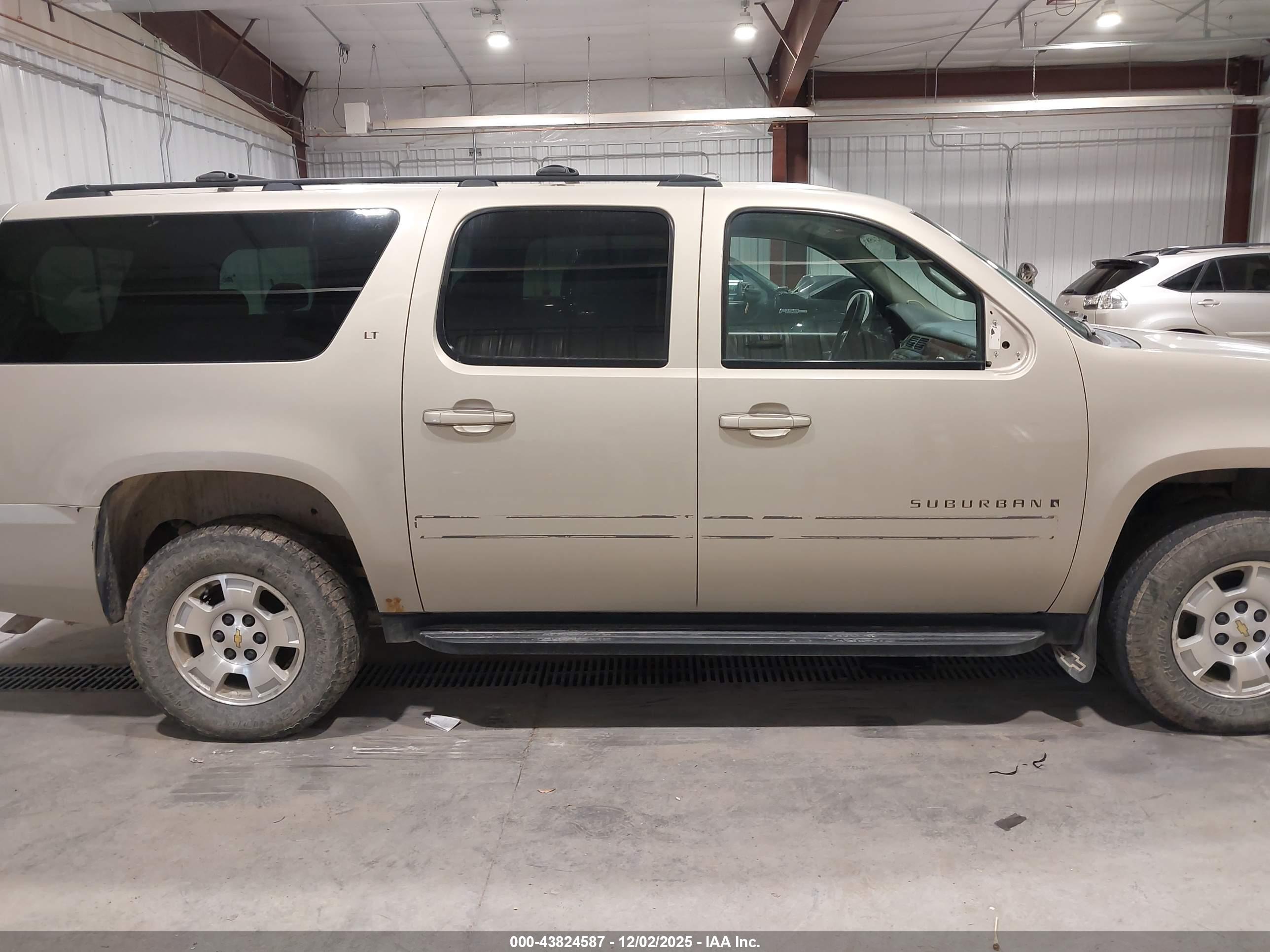 CHEVROLET SUBURBAN image 6