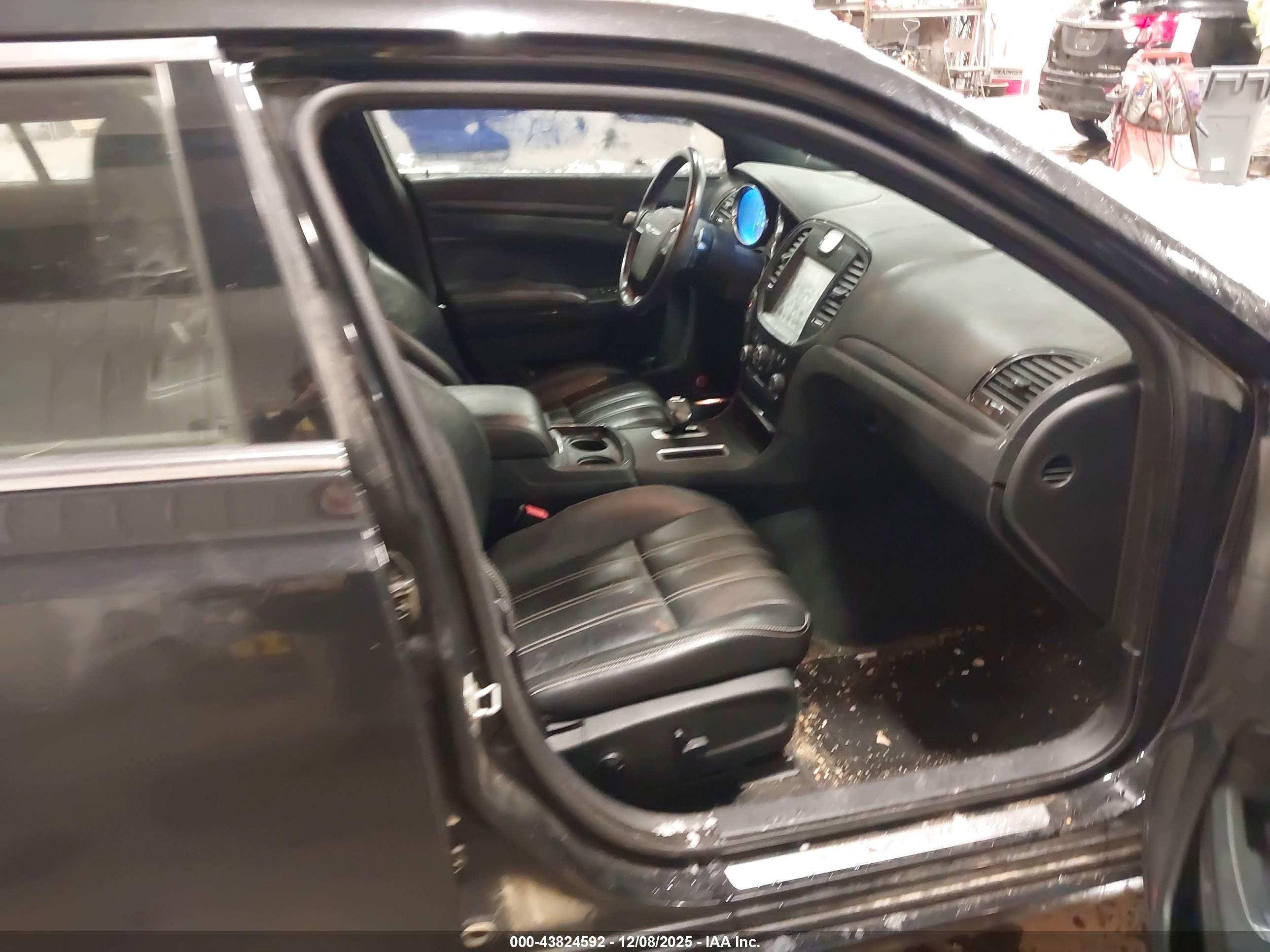 CHRYSLER 300 image 5