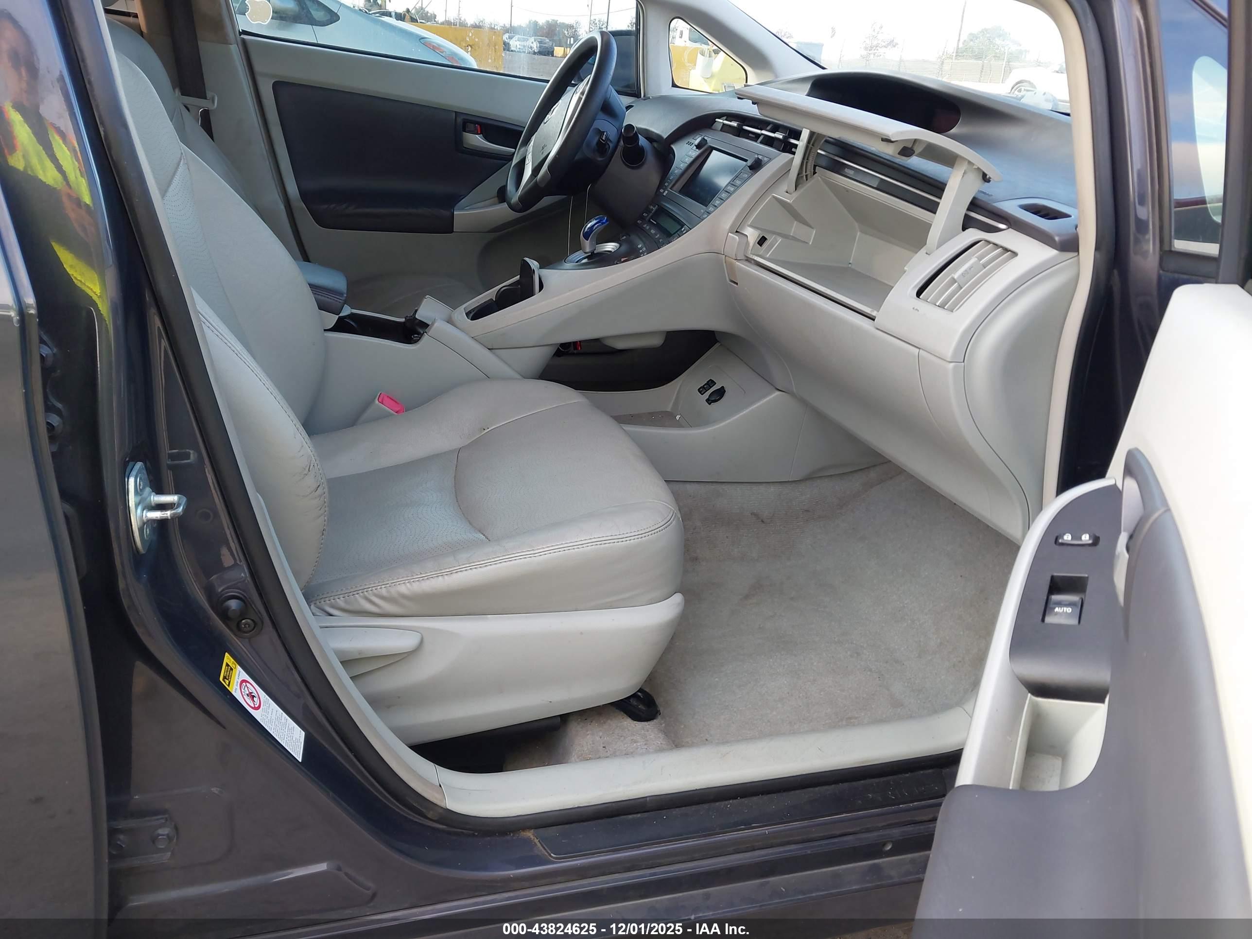 TOYOTA PRIUS image 5