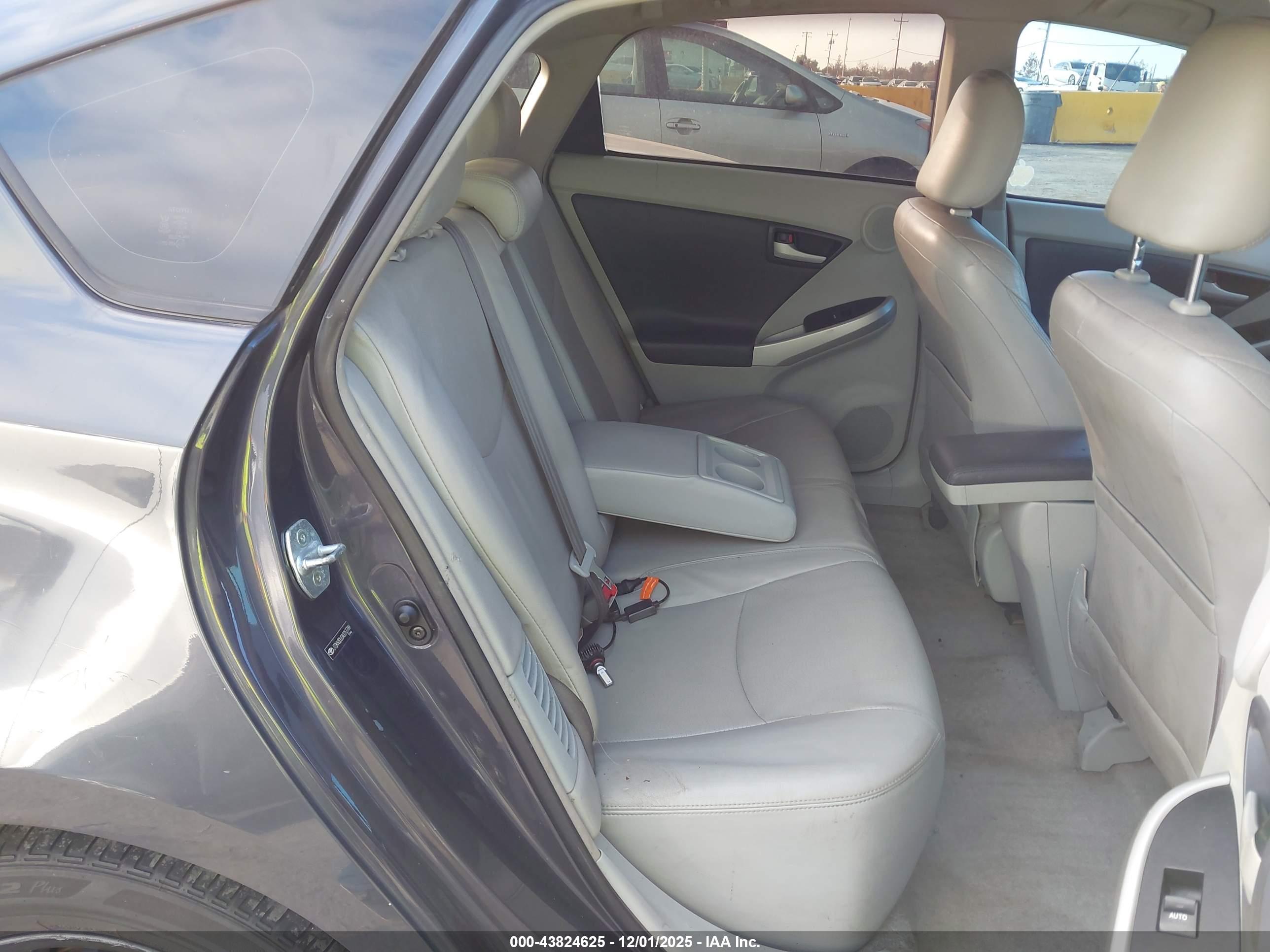 TOYOTA PRIUS image 8