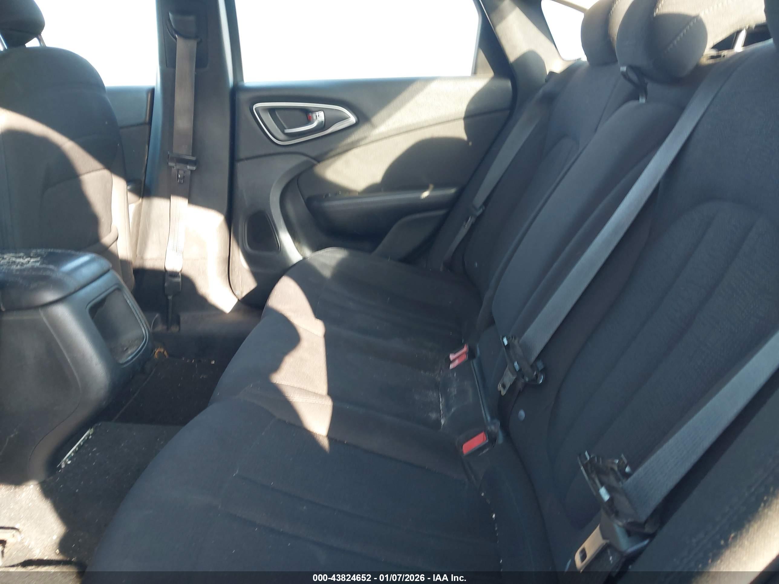CHRYSLER 200 image 8