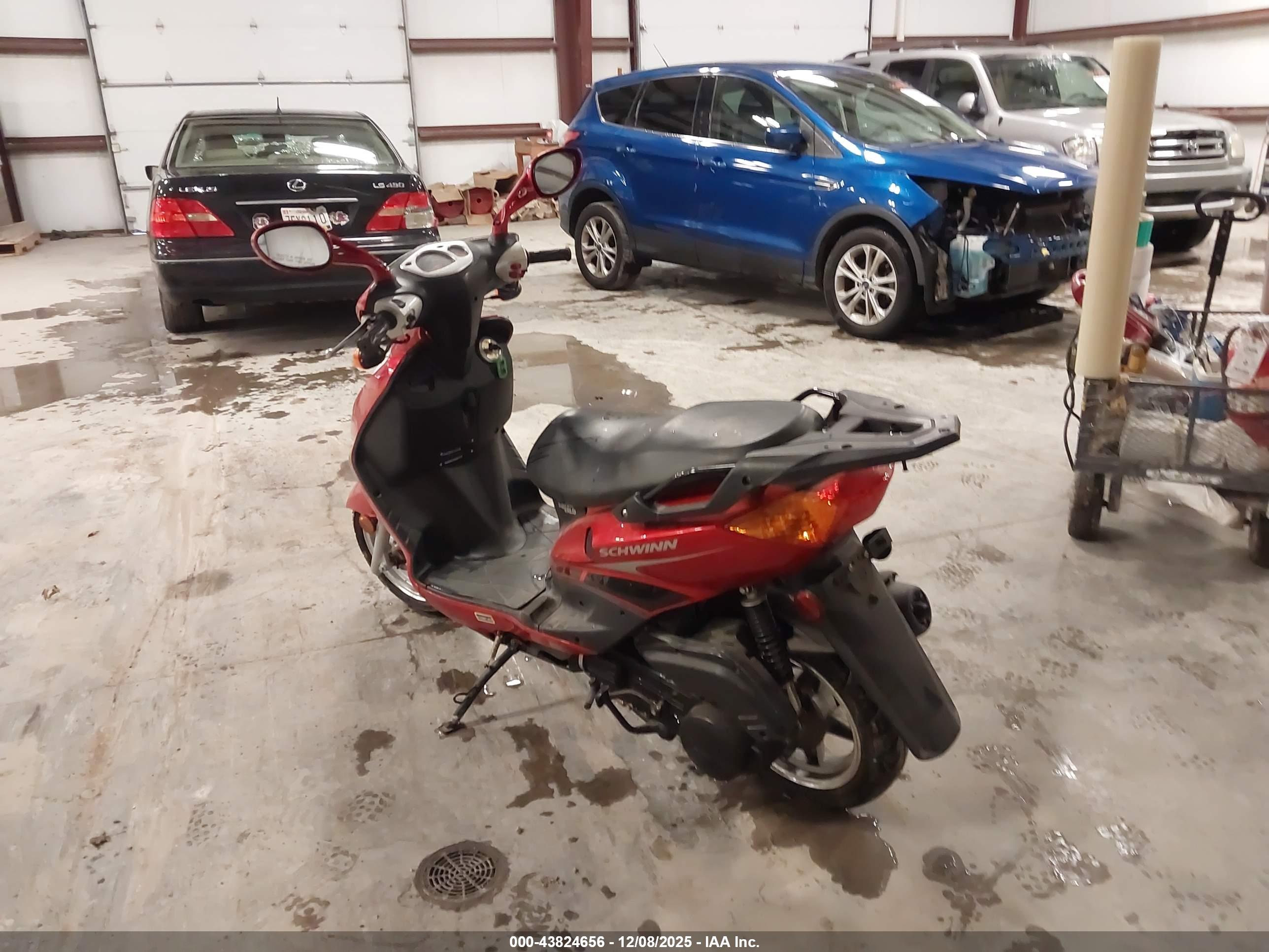 SCHWINN SCOOTER image 3