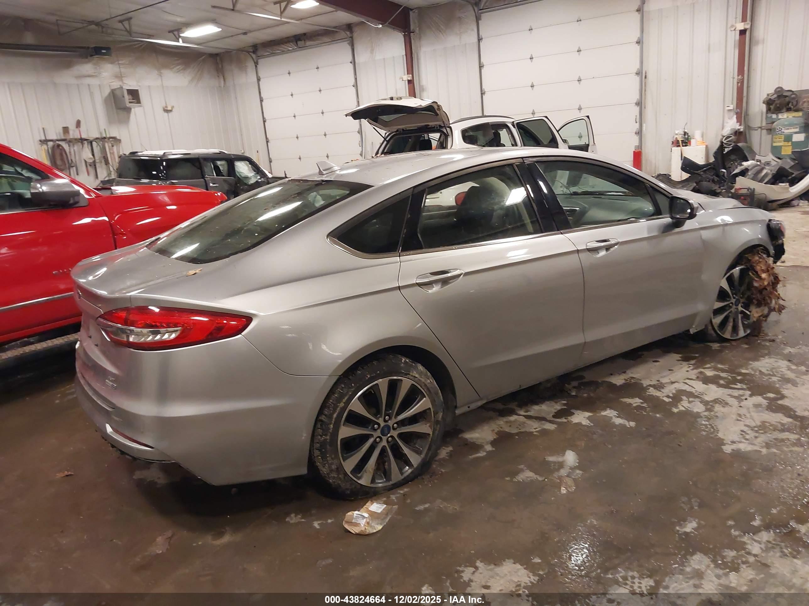 FORD FUSION image 4