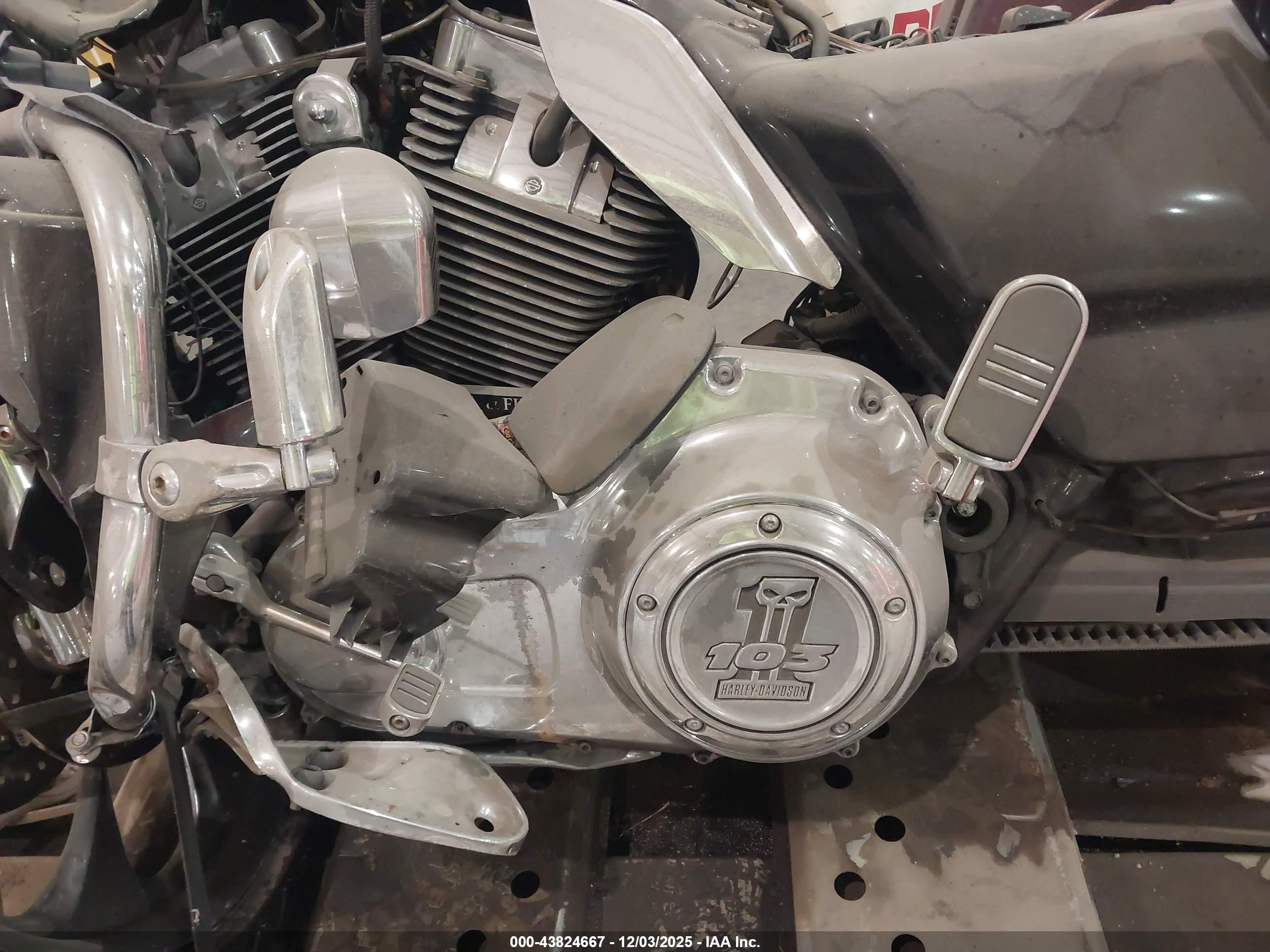 HARLEY-DAVIDSON FLHX image 9