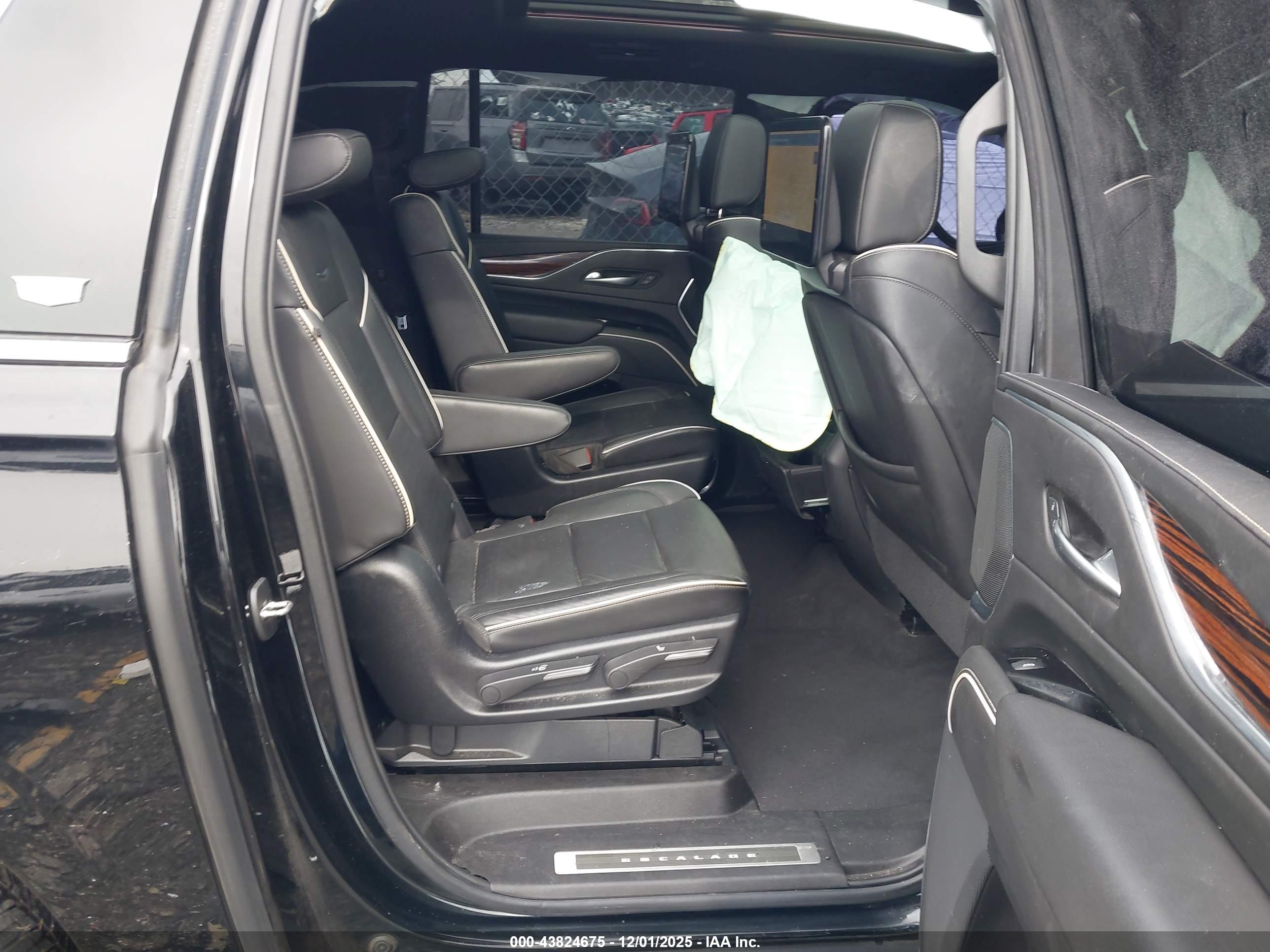 CADILLAC ESCALADE image 8