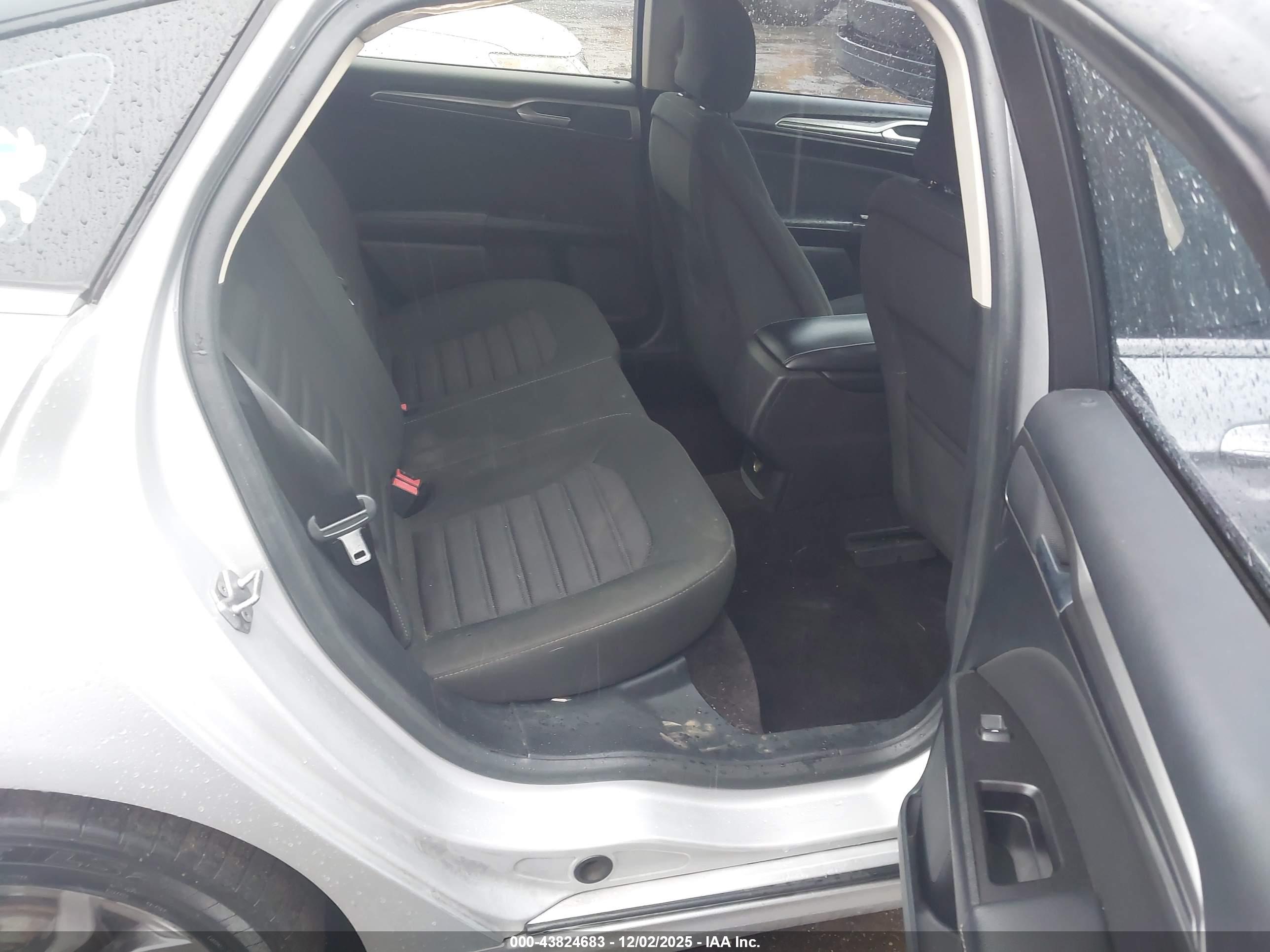 FORD FUSION image 8