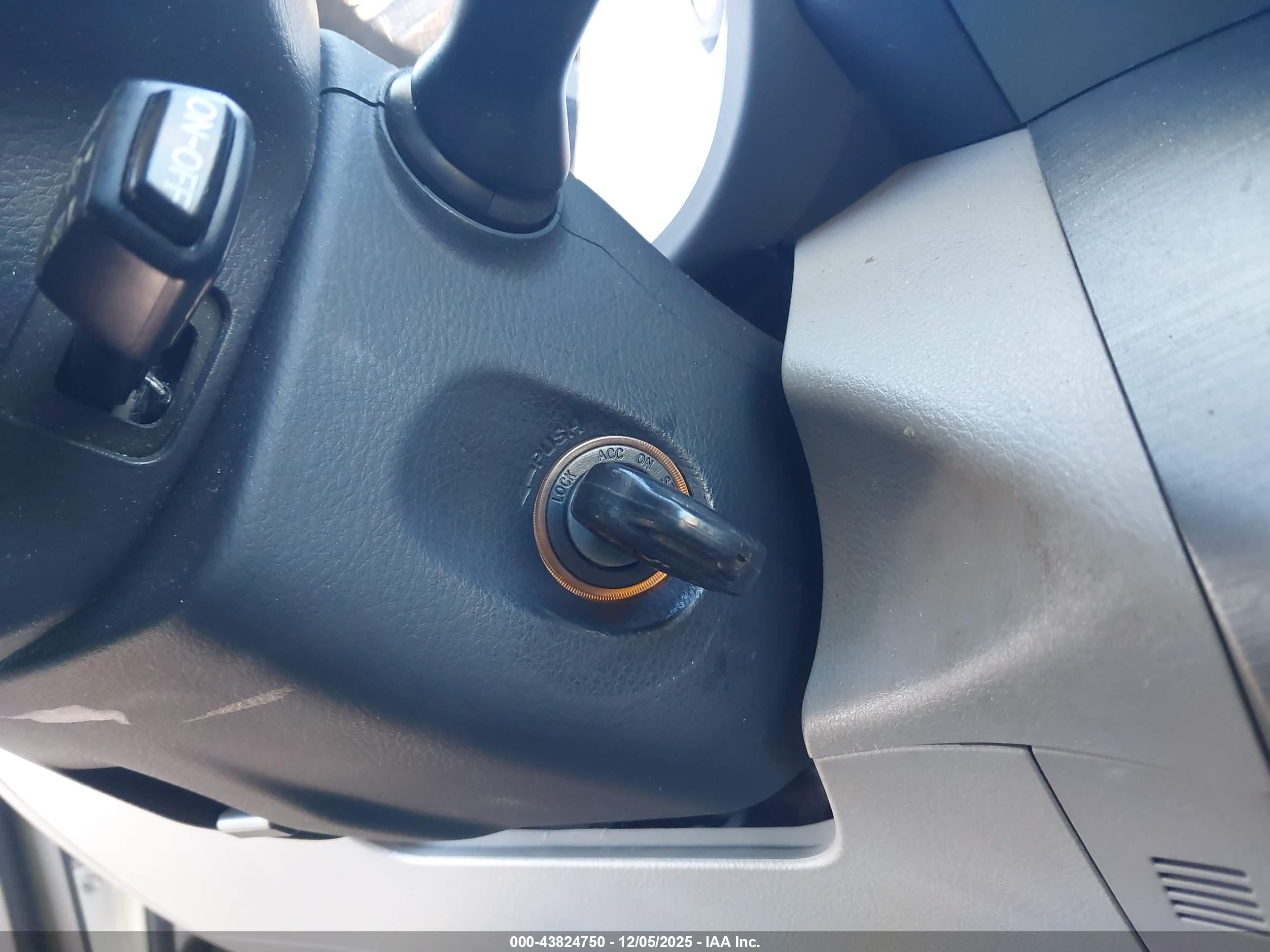 TOYOTA RAV4 image 11