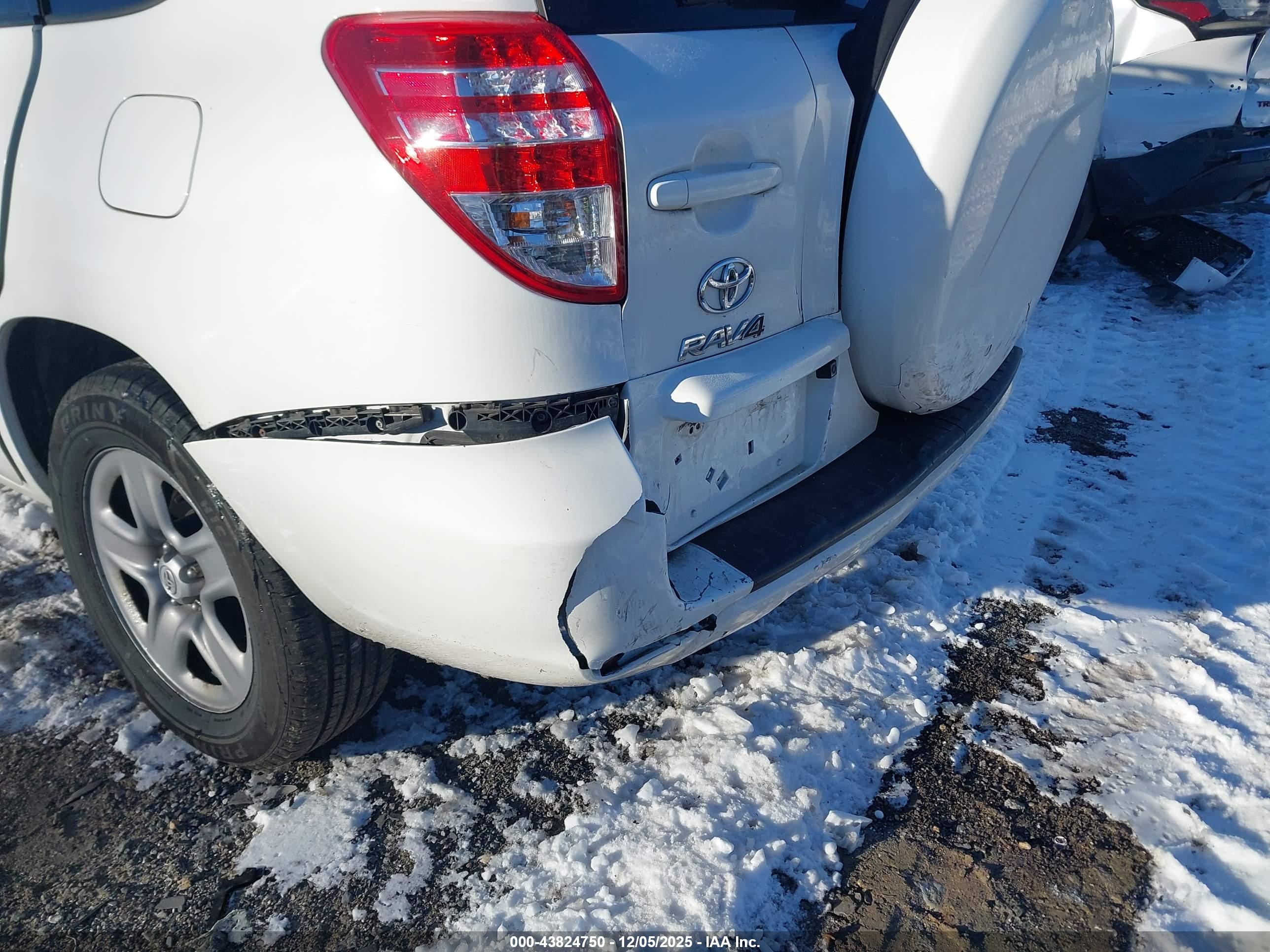 TOYOTA RAV4 image 6