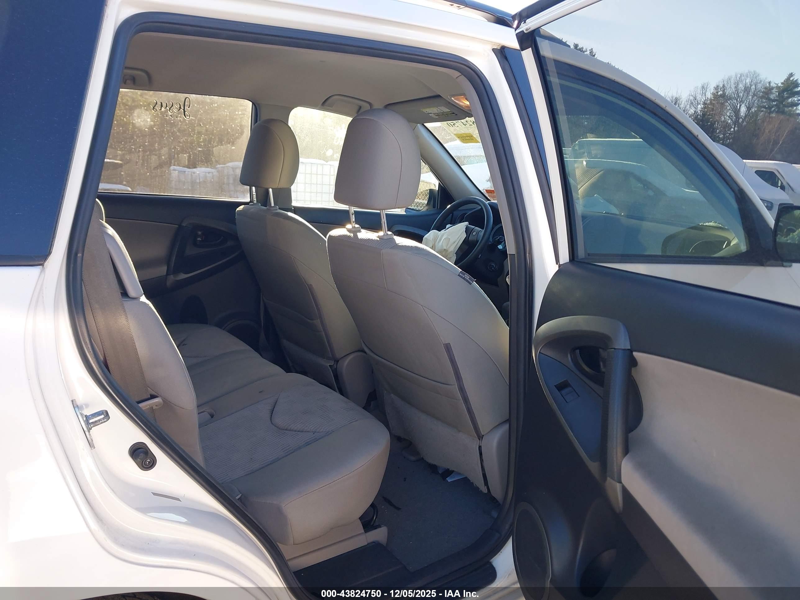 TOYOTA RAV4 image 8