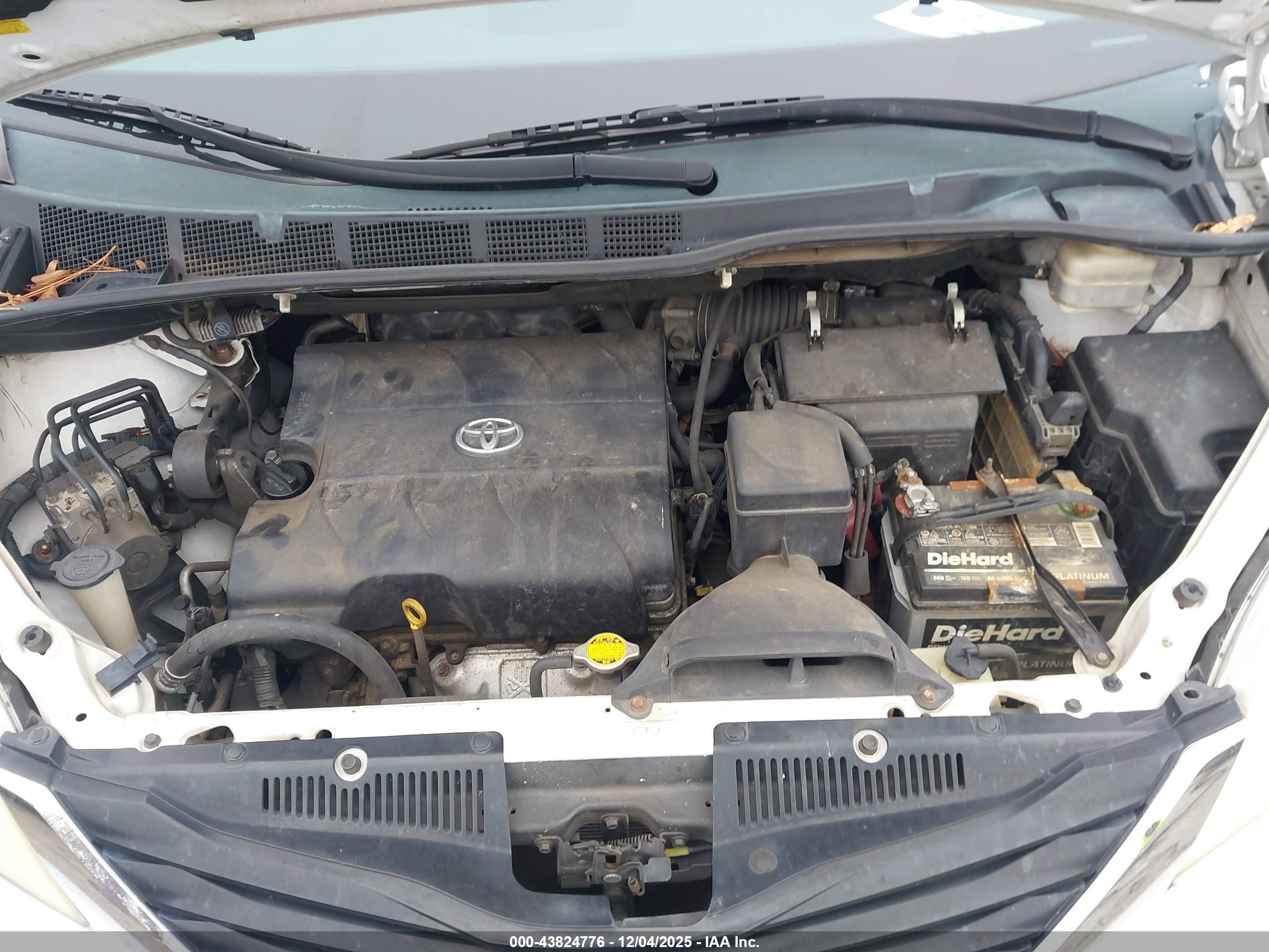 TOYOTA SIENNA image 10