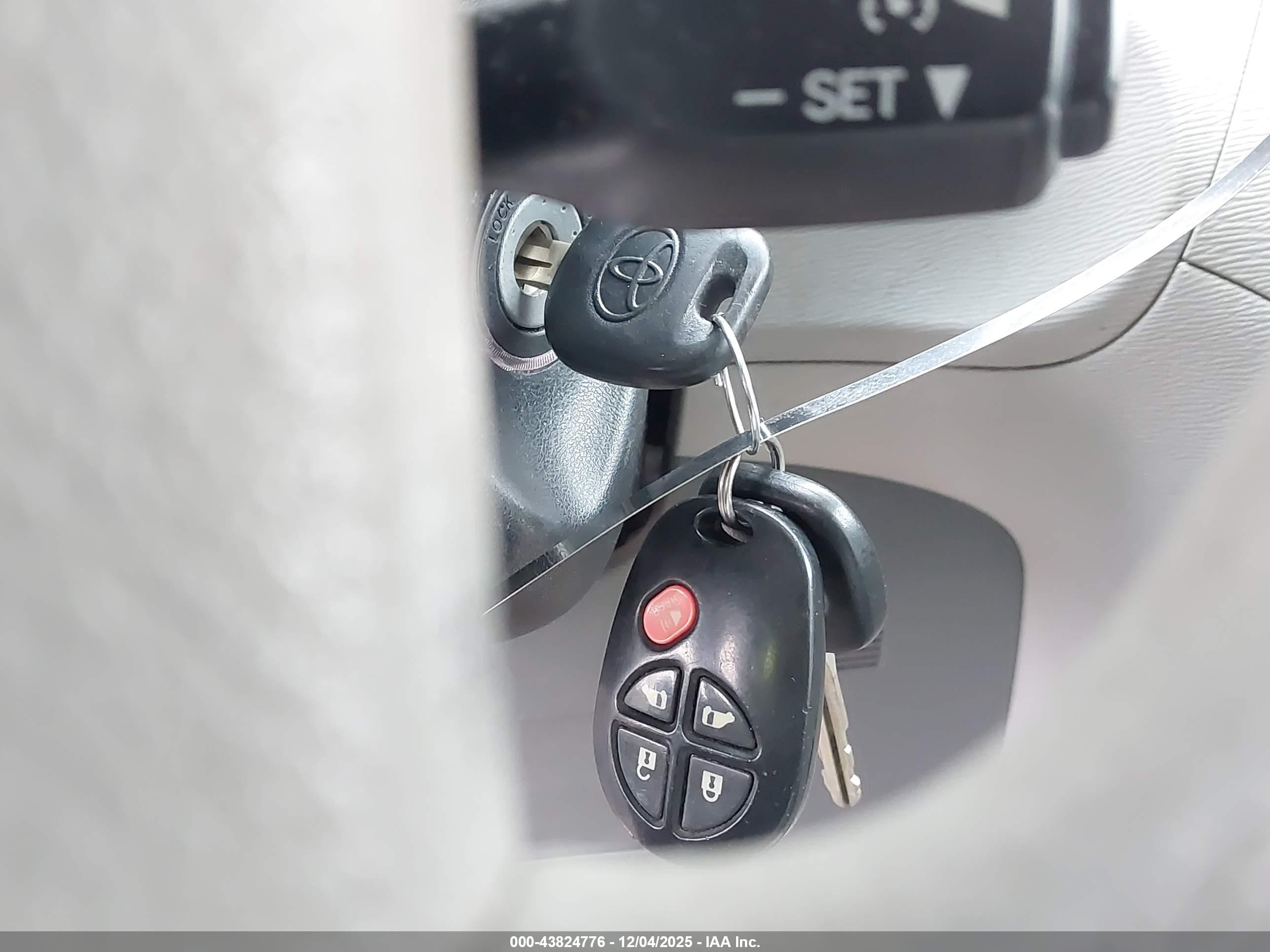 TOYOTA SIENNA image 11