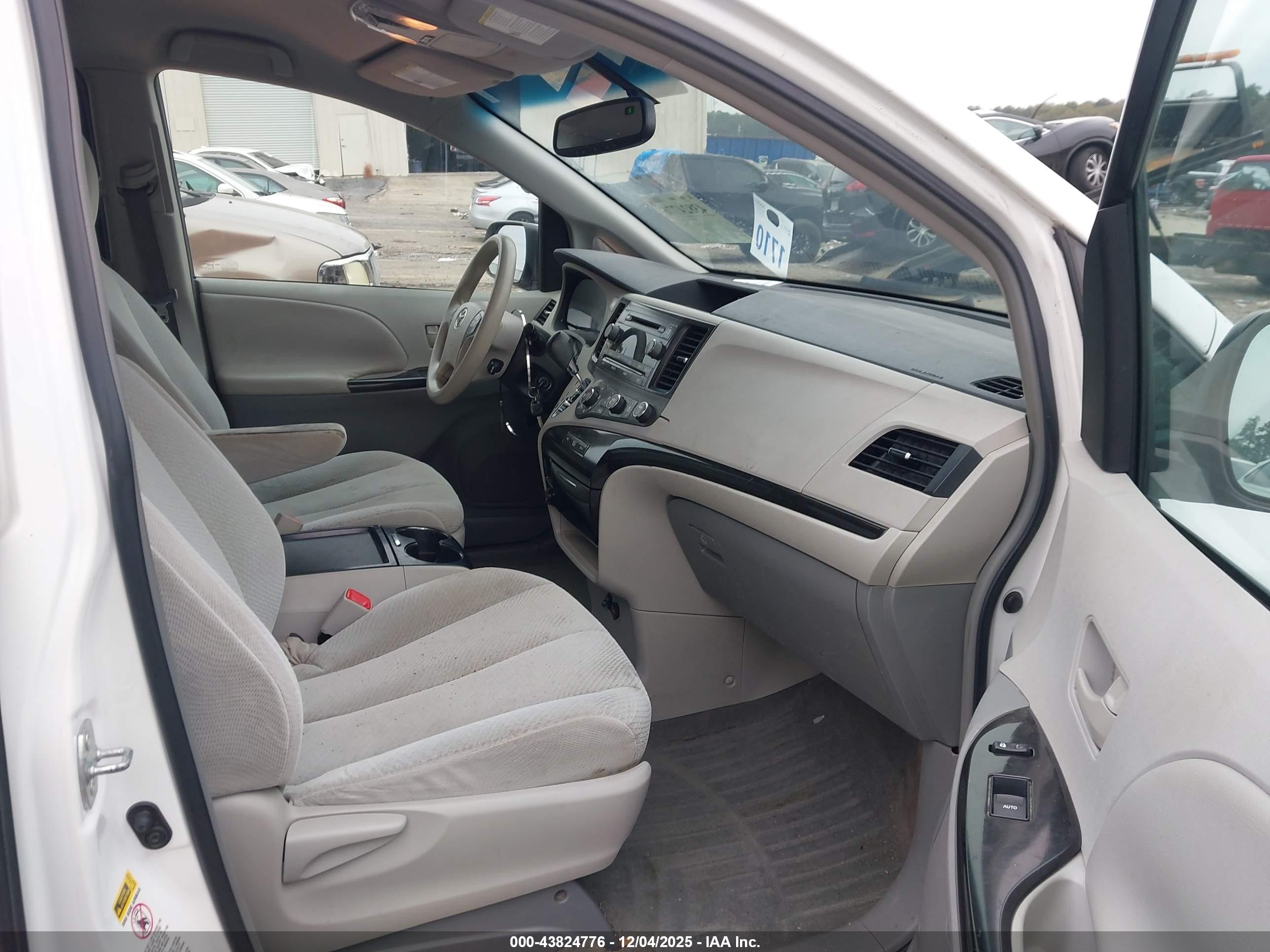 TOYOTA SIENNA image 5