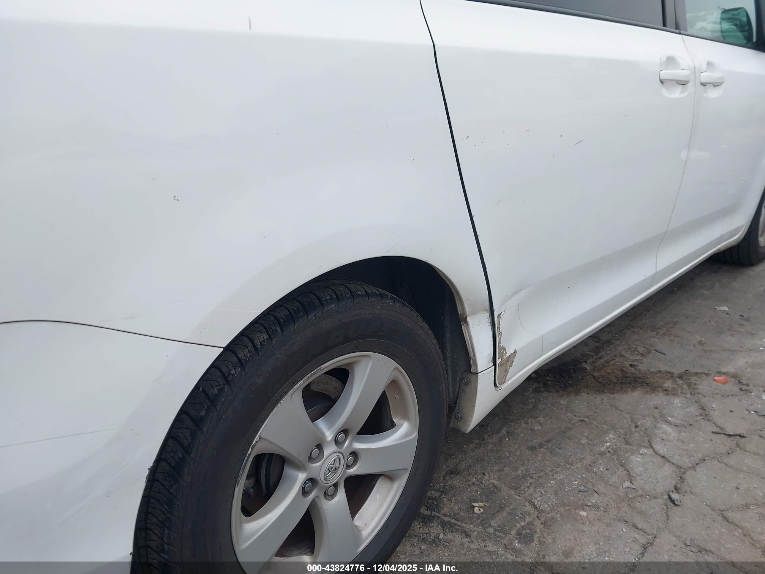 TOYOTA SIENNA image 6