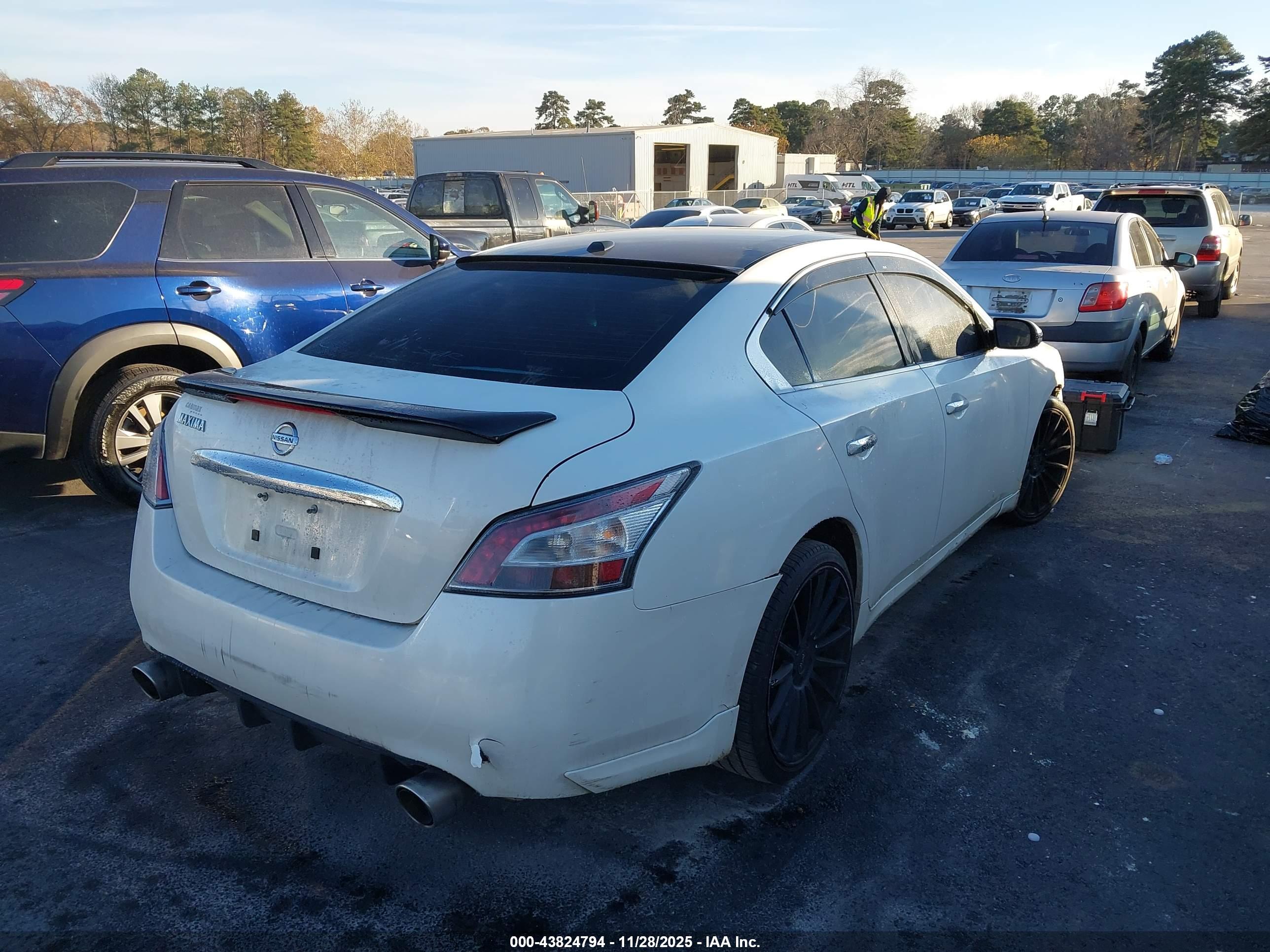 NISSAN MAXIMA image 4