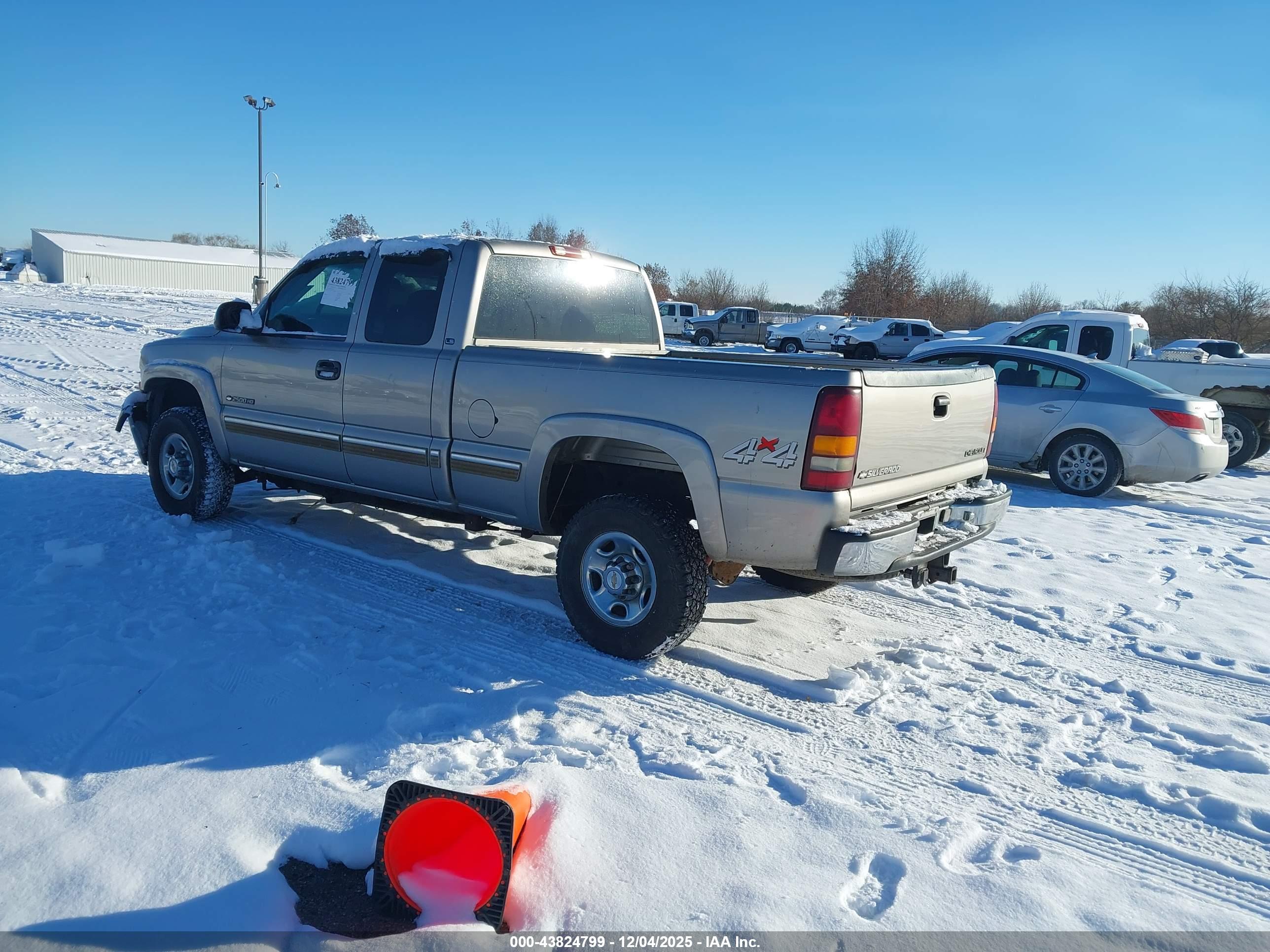 CHEVROLET SILVERADO image 3