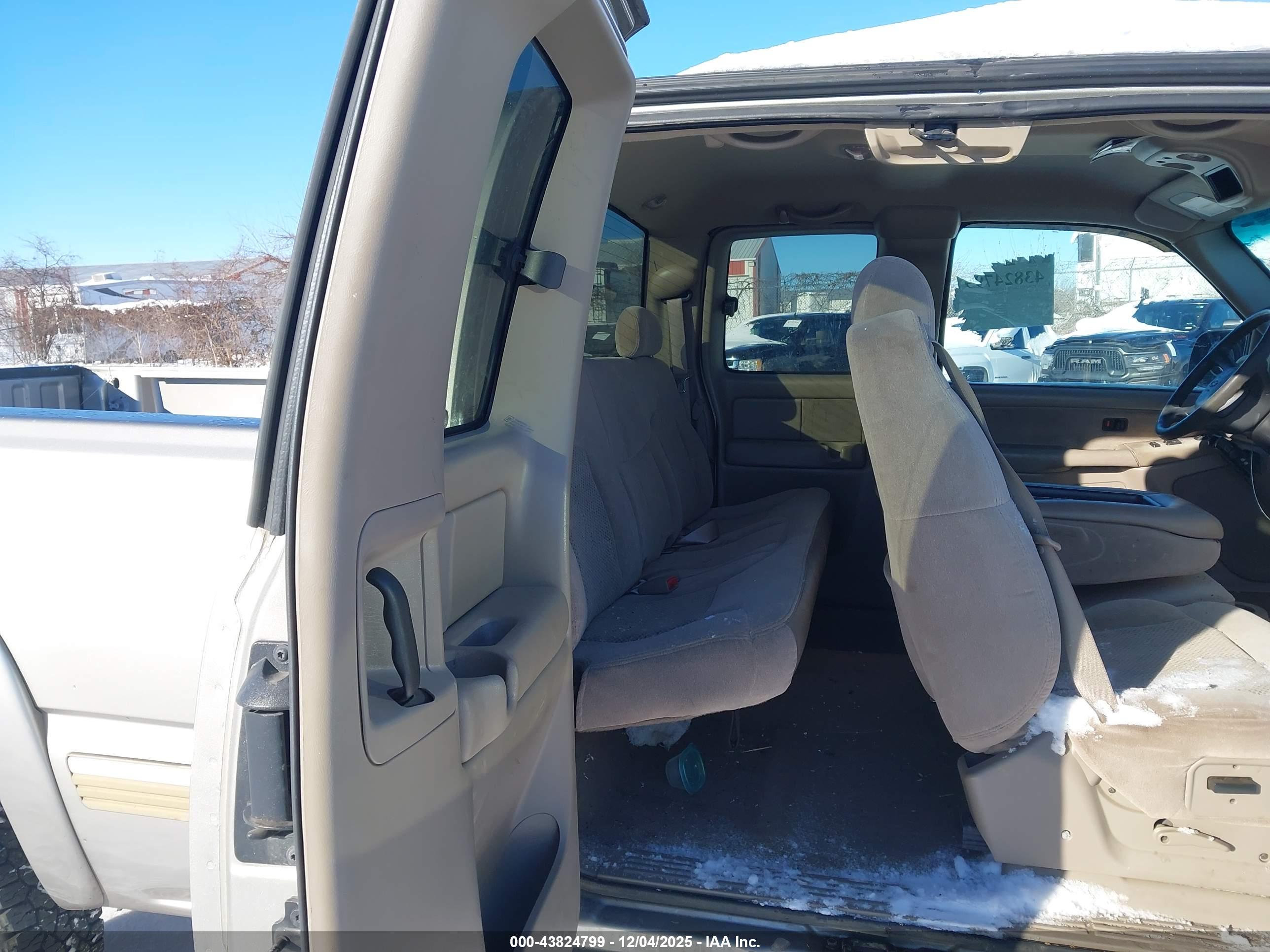 CHEVROLET SILVERADO image 8