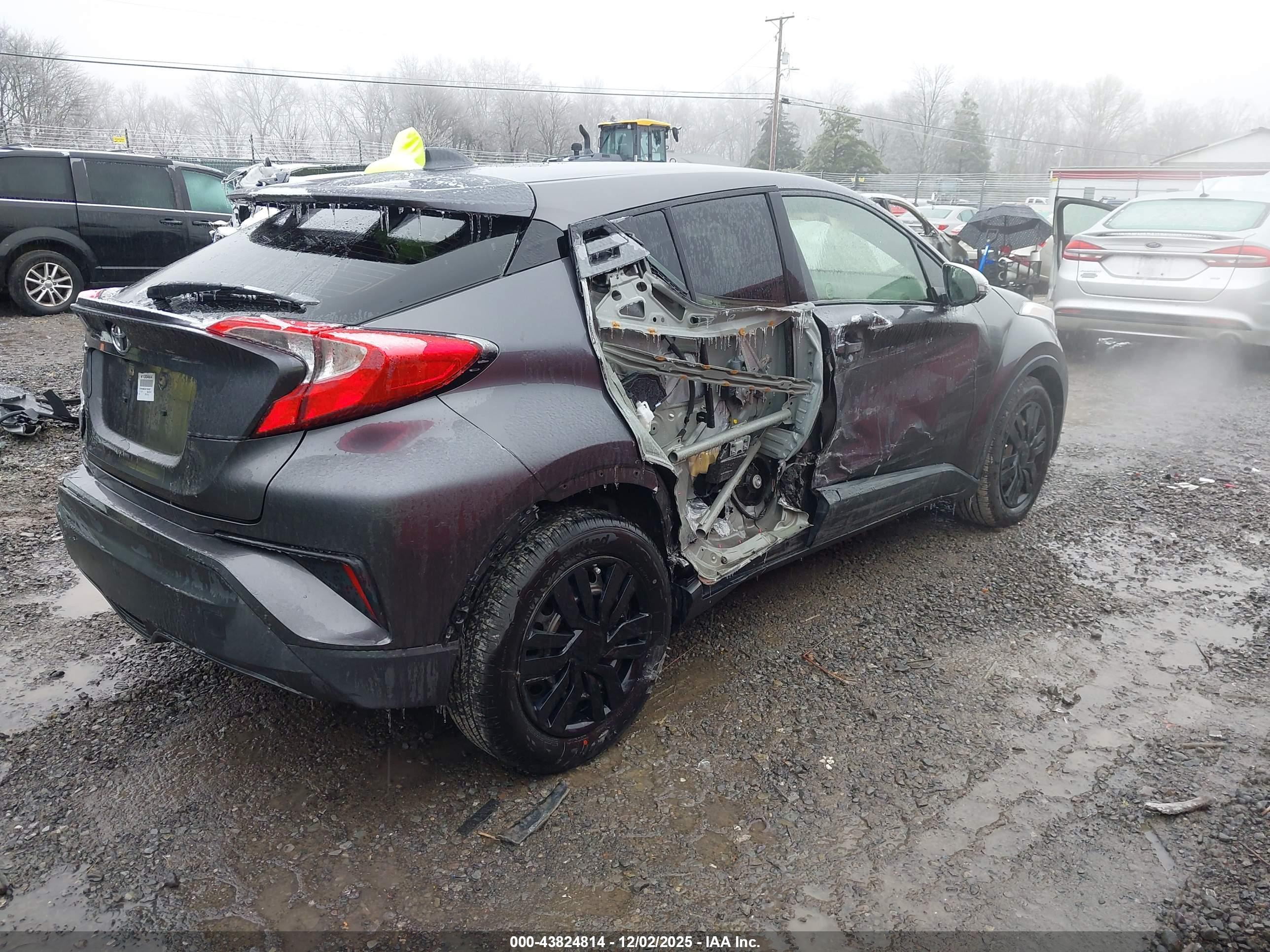 TOYOTA C-HR image 4