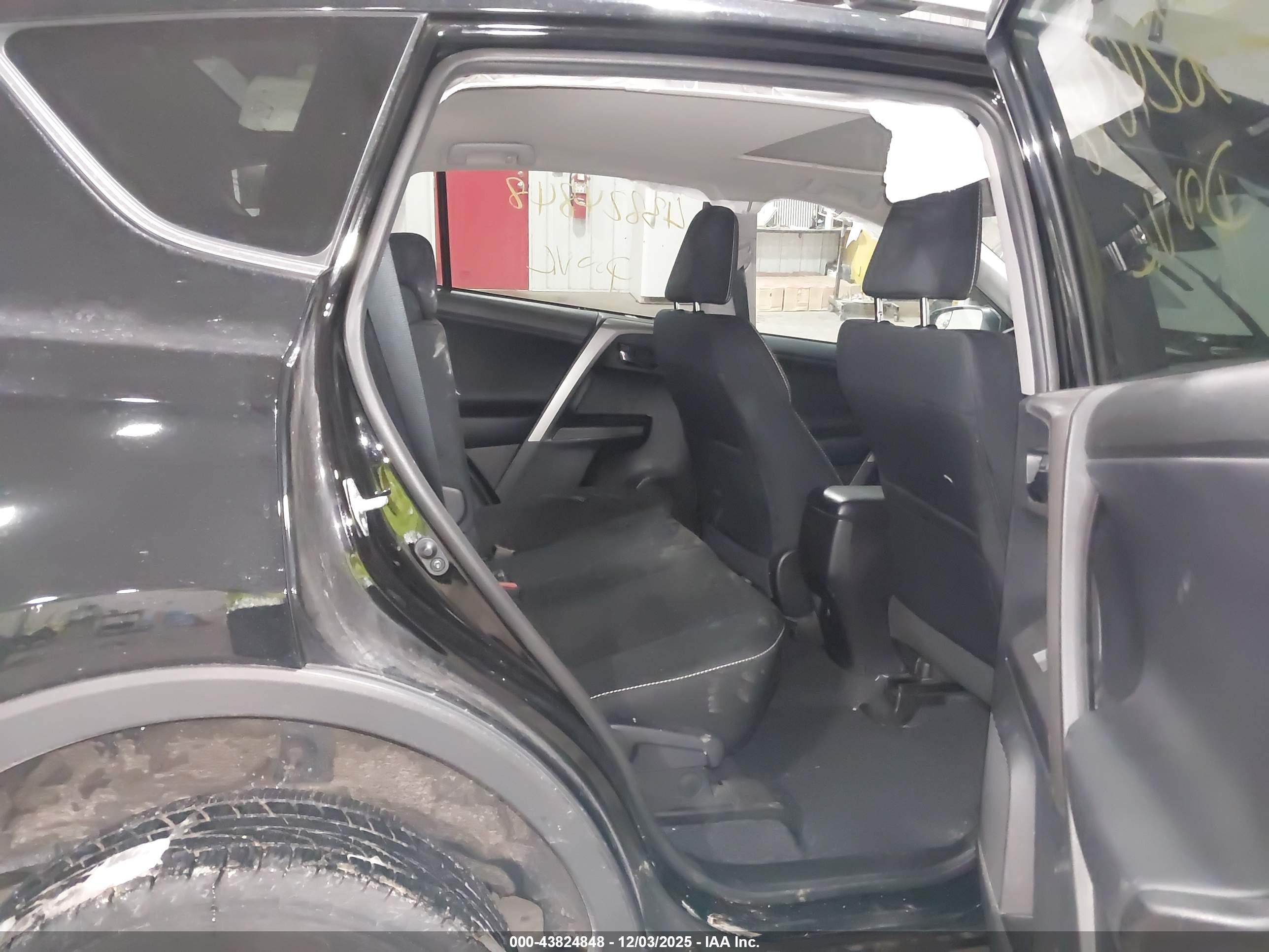 TOYOTA RAV4 image 8