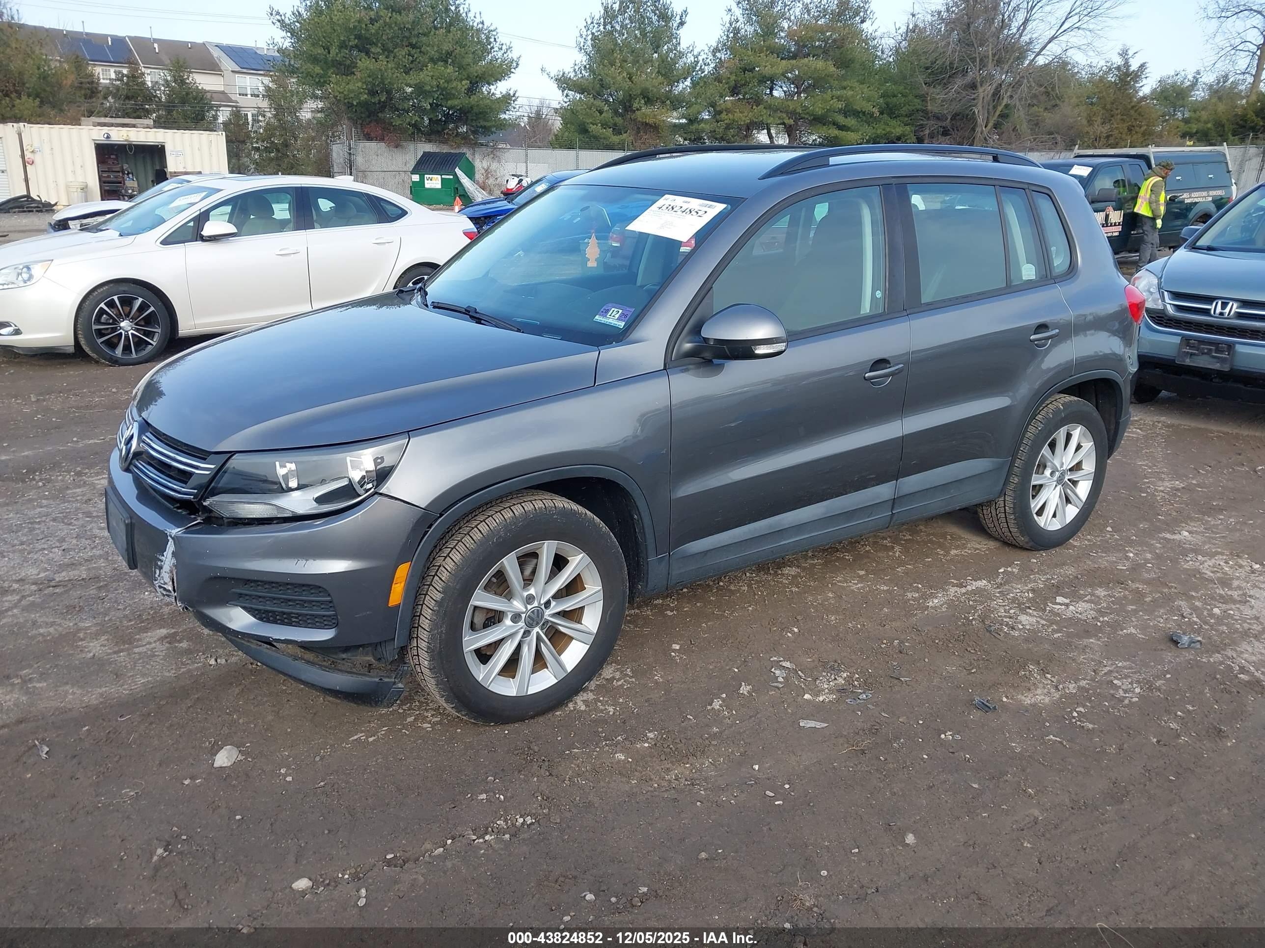 VOLKSWAGEN TIGUAN image 2