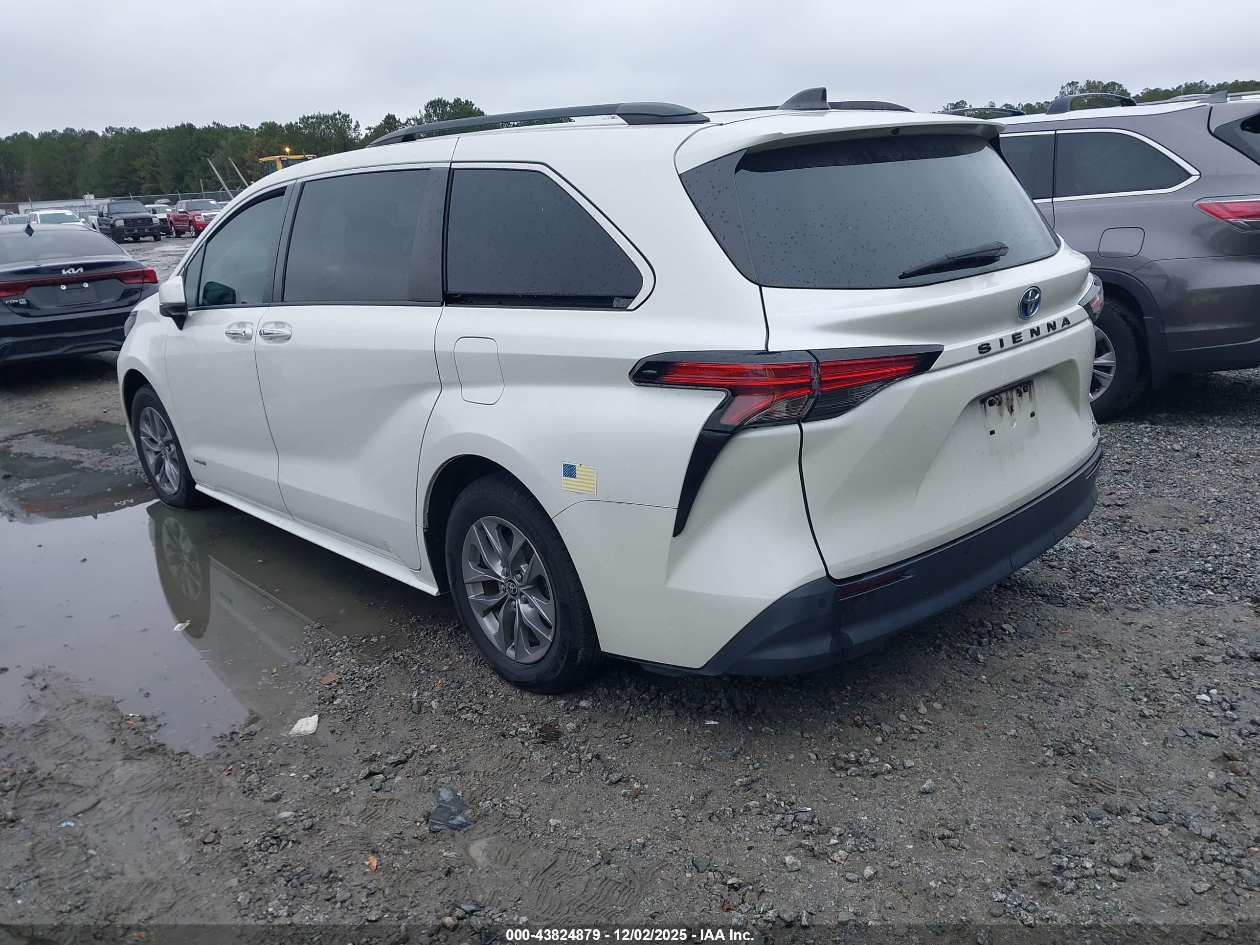 TOYOTA SIENNA image 3