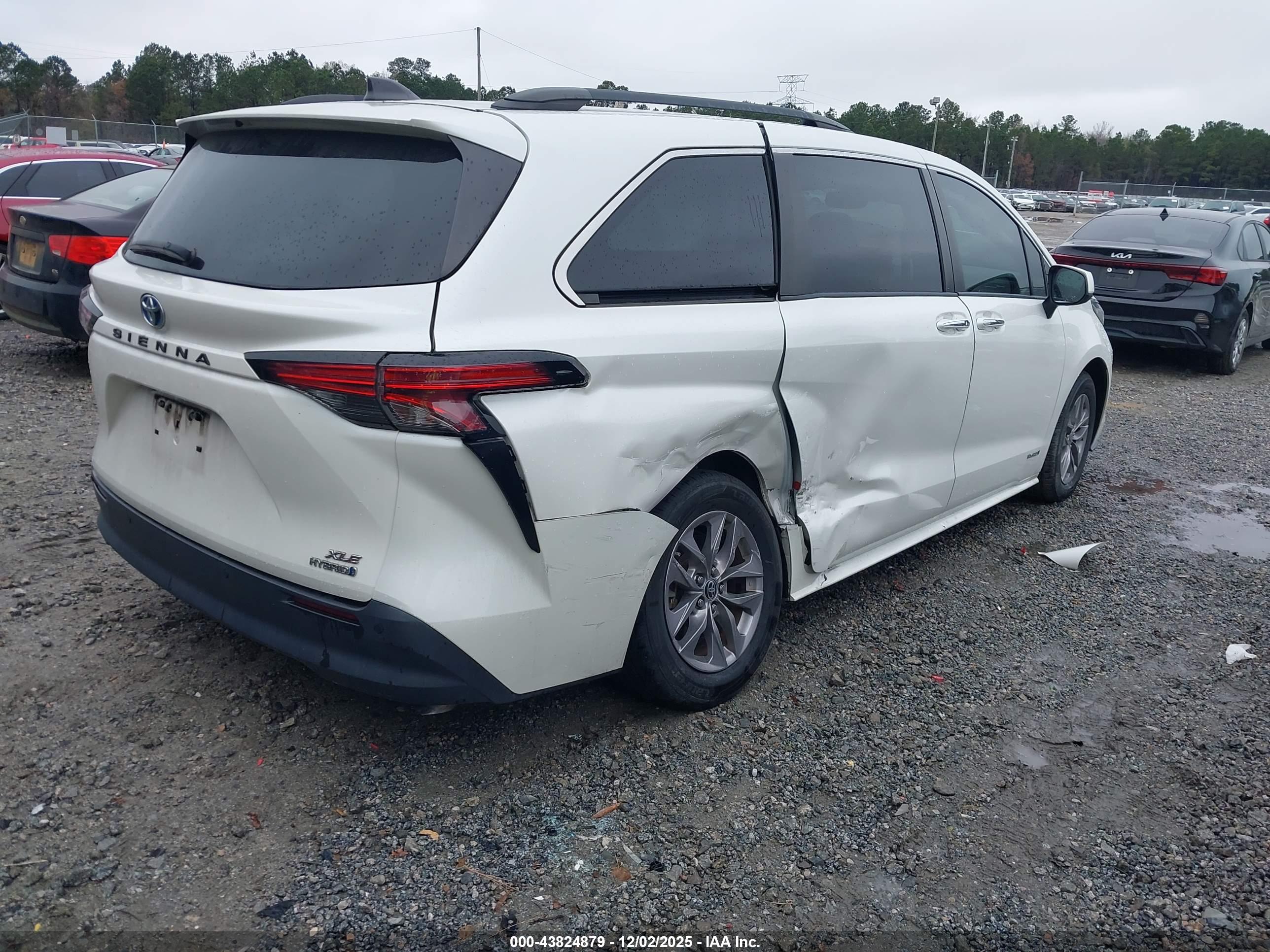 TOYOTA SIENNA image 4
