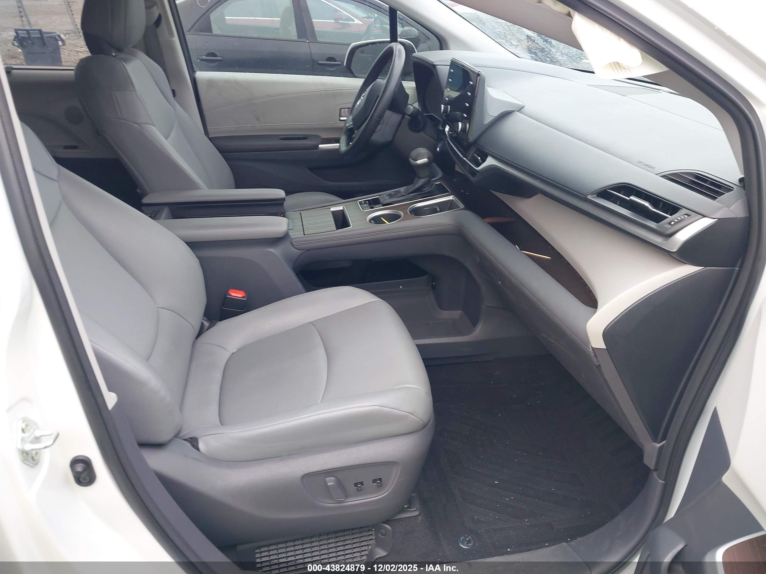 TOYOTA SIENNA image 5