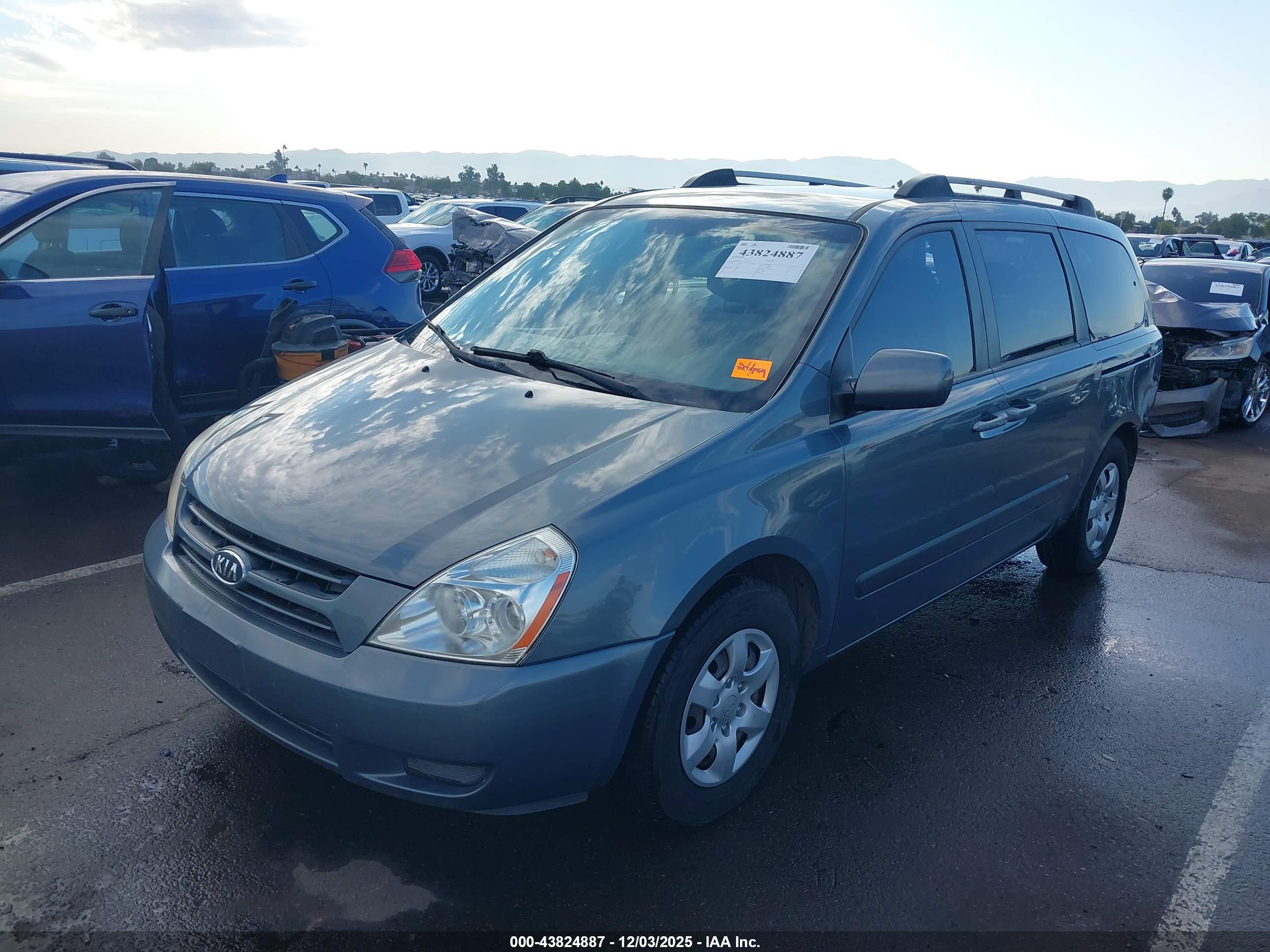 KIA SEDONA image 2