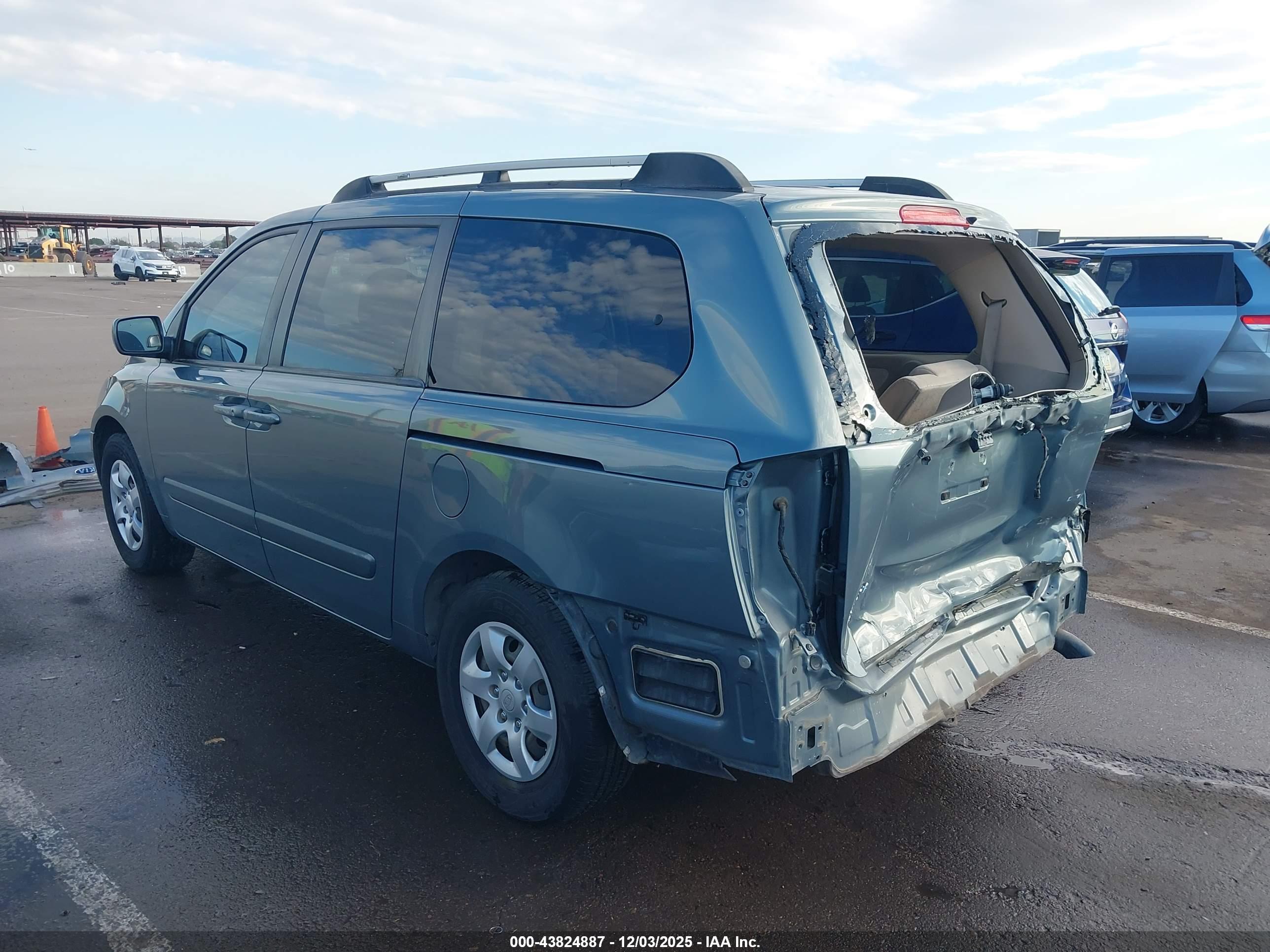 KIA SEDONA image 3
