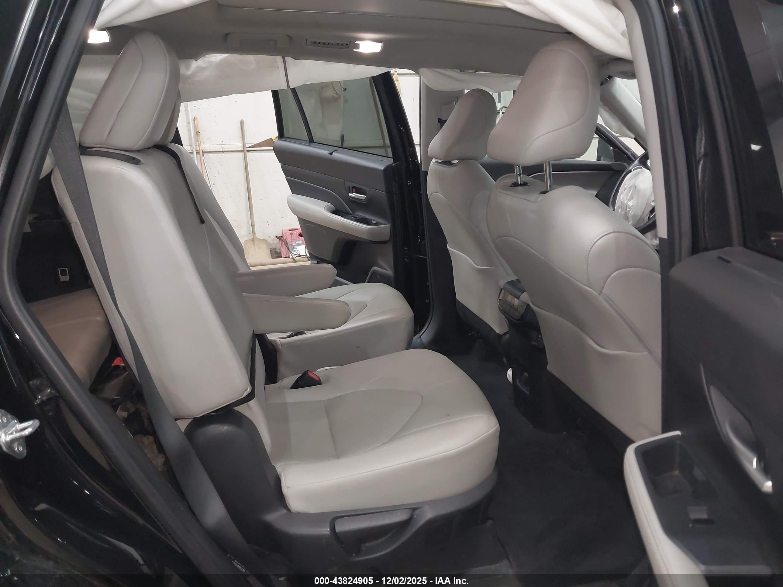 TOYOTA GRAND image 8