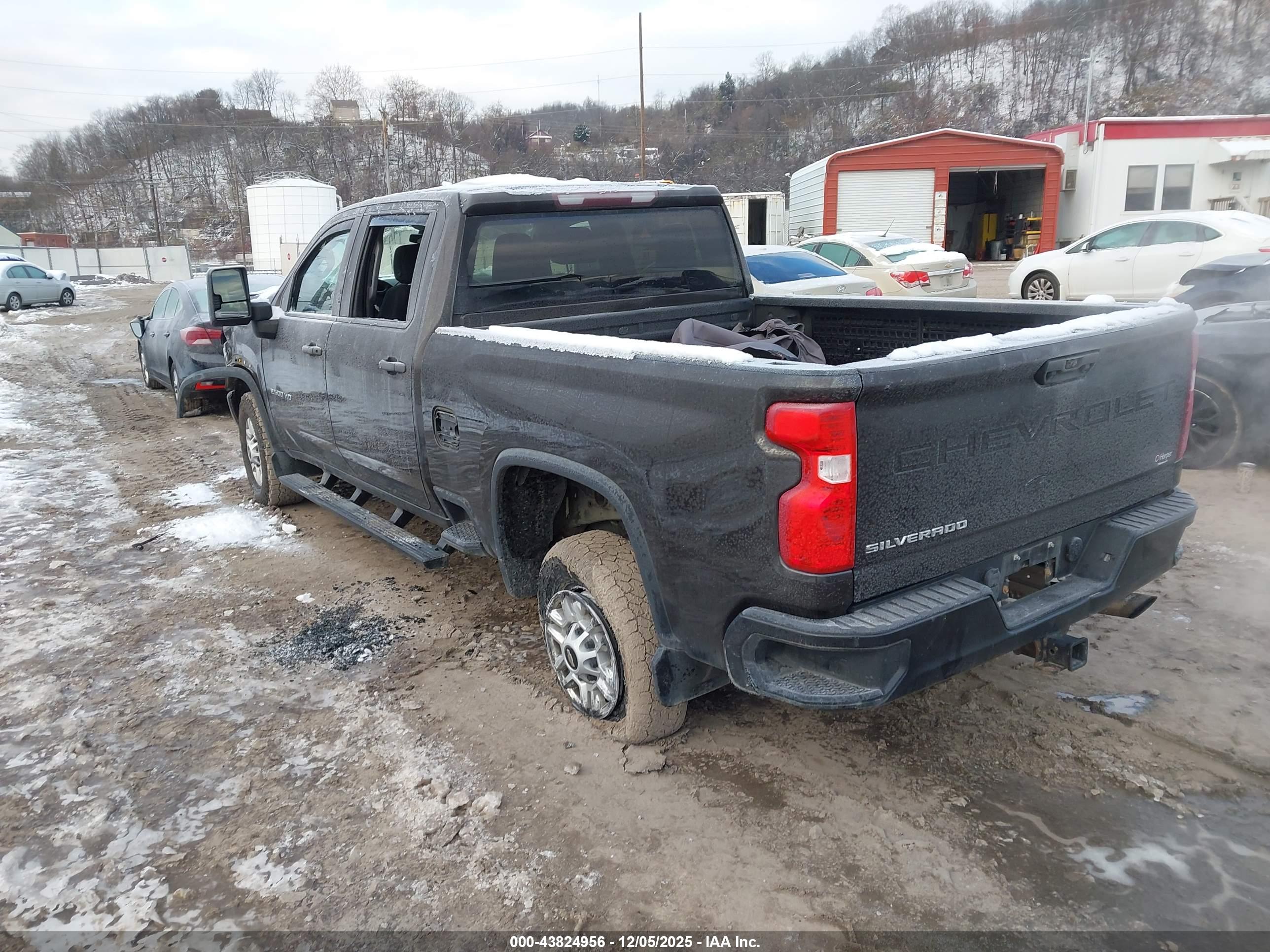 CHEVROLET SILVERADO image 3