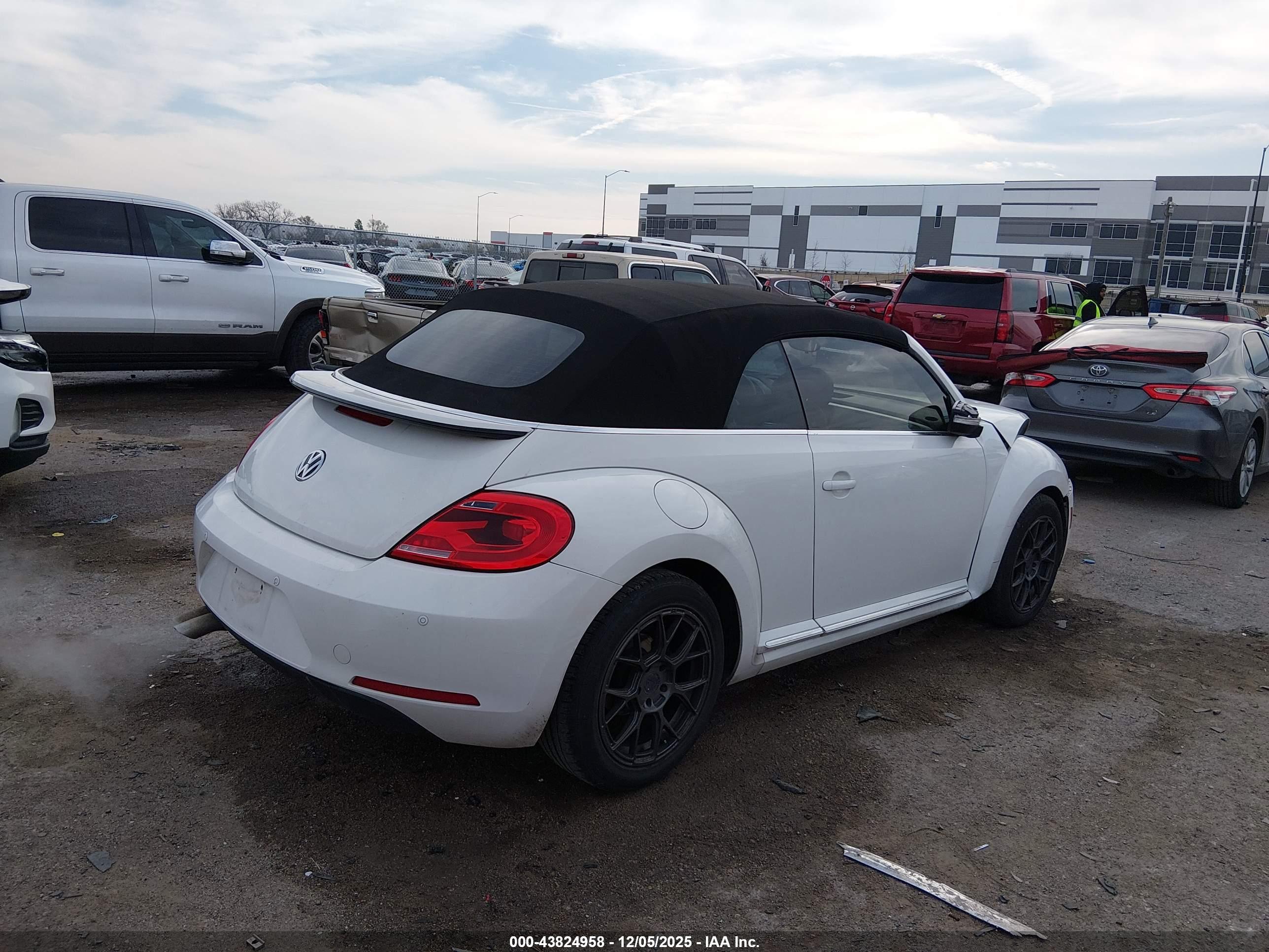 VOLKSWAGEN BEETLE image 4