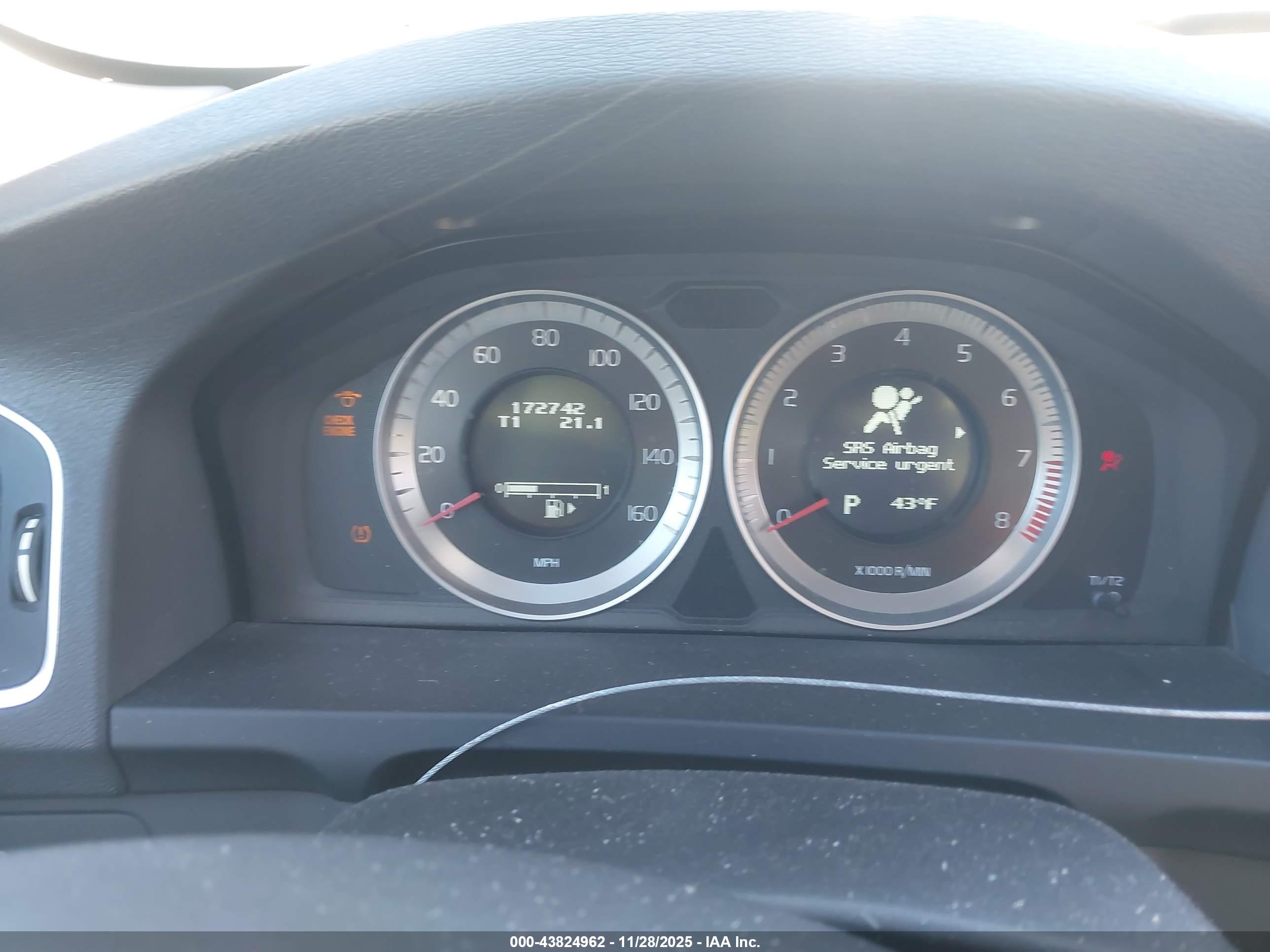 VOLVO S60 image 7