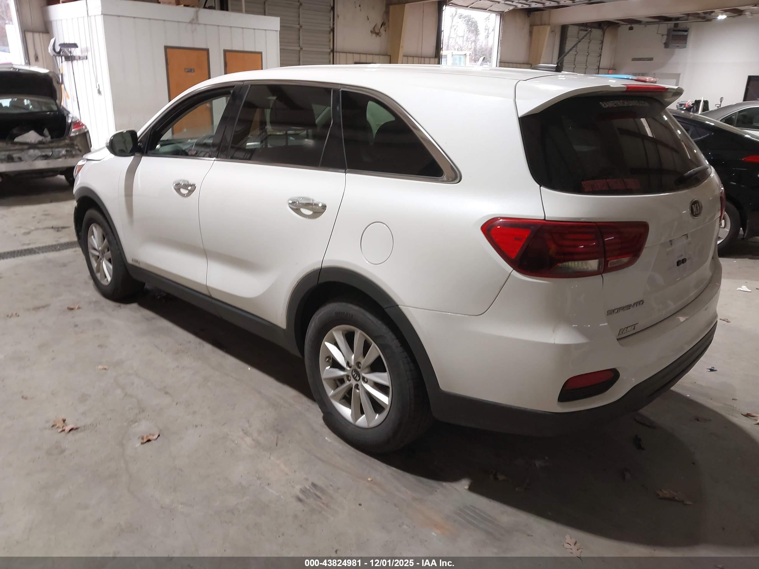 KIA SORENTO image 3