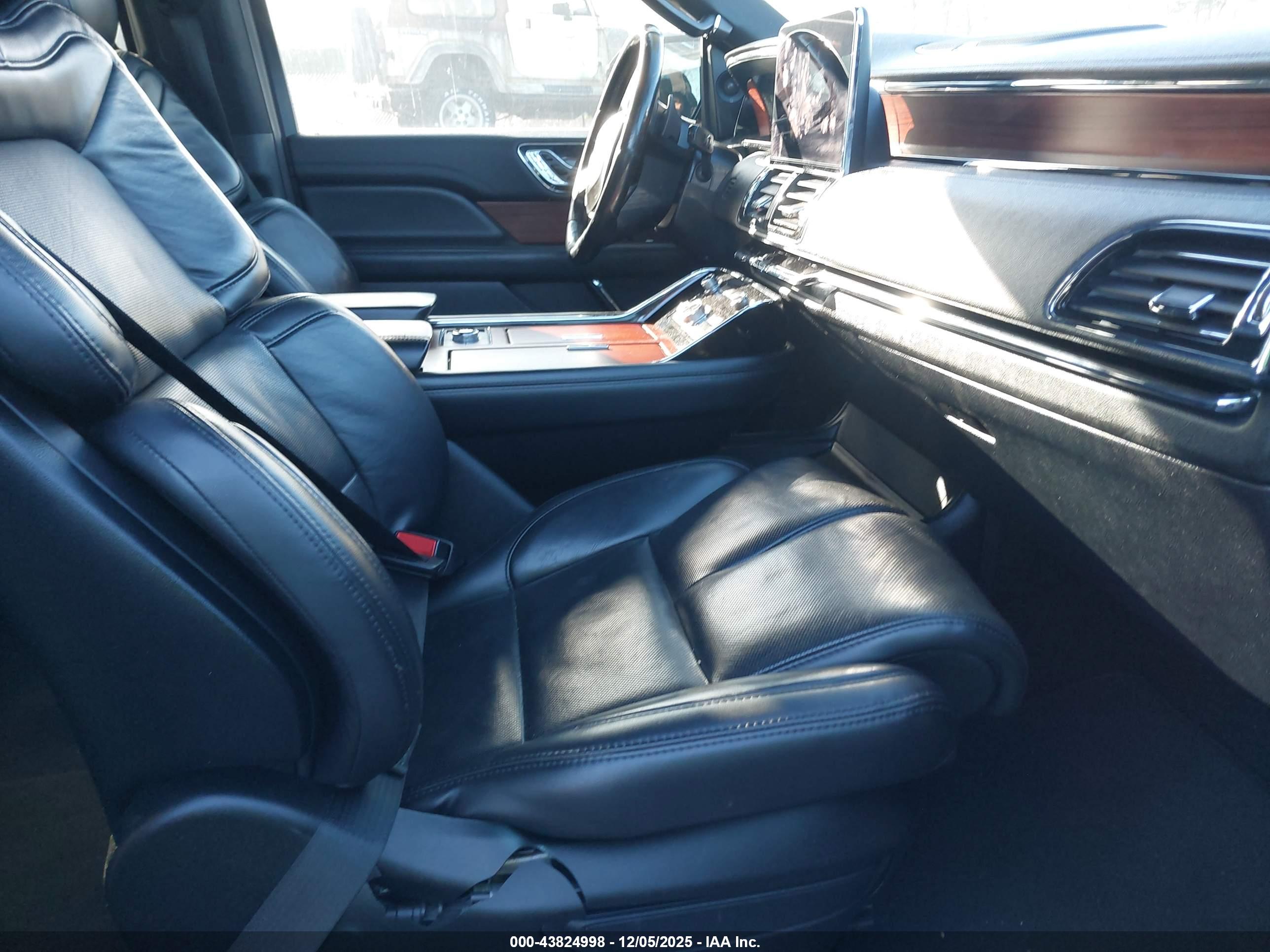 LINCOLN NAVIGATOR image 5