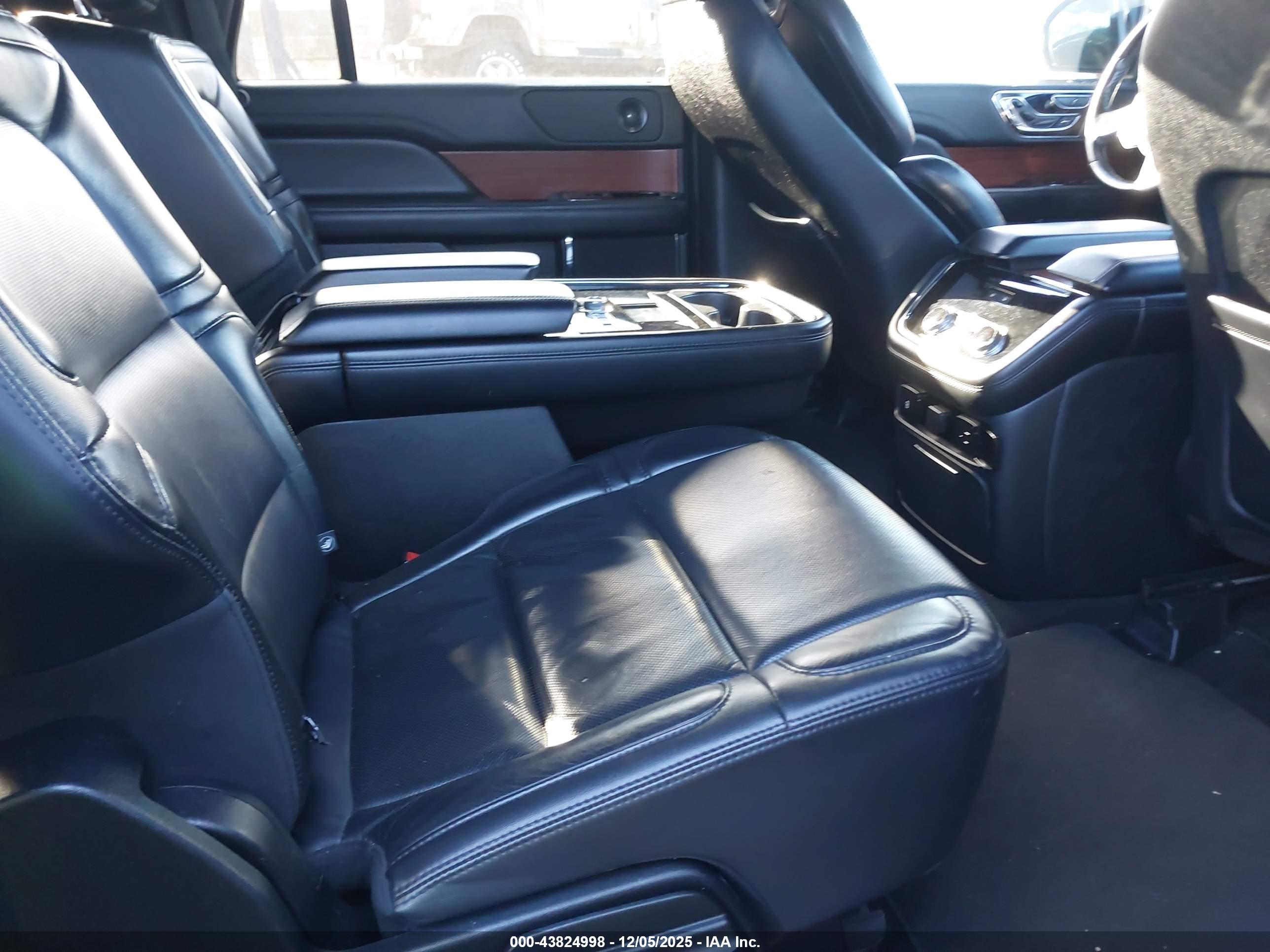 LINCOLN NAVIGATOR image 8