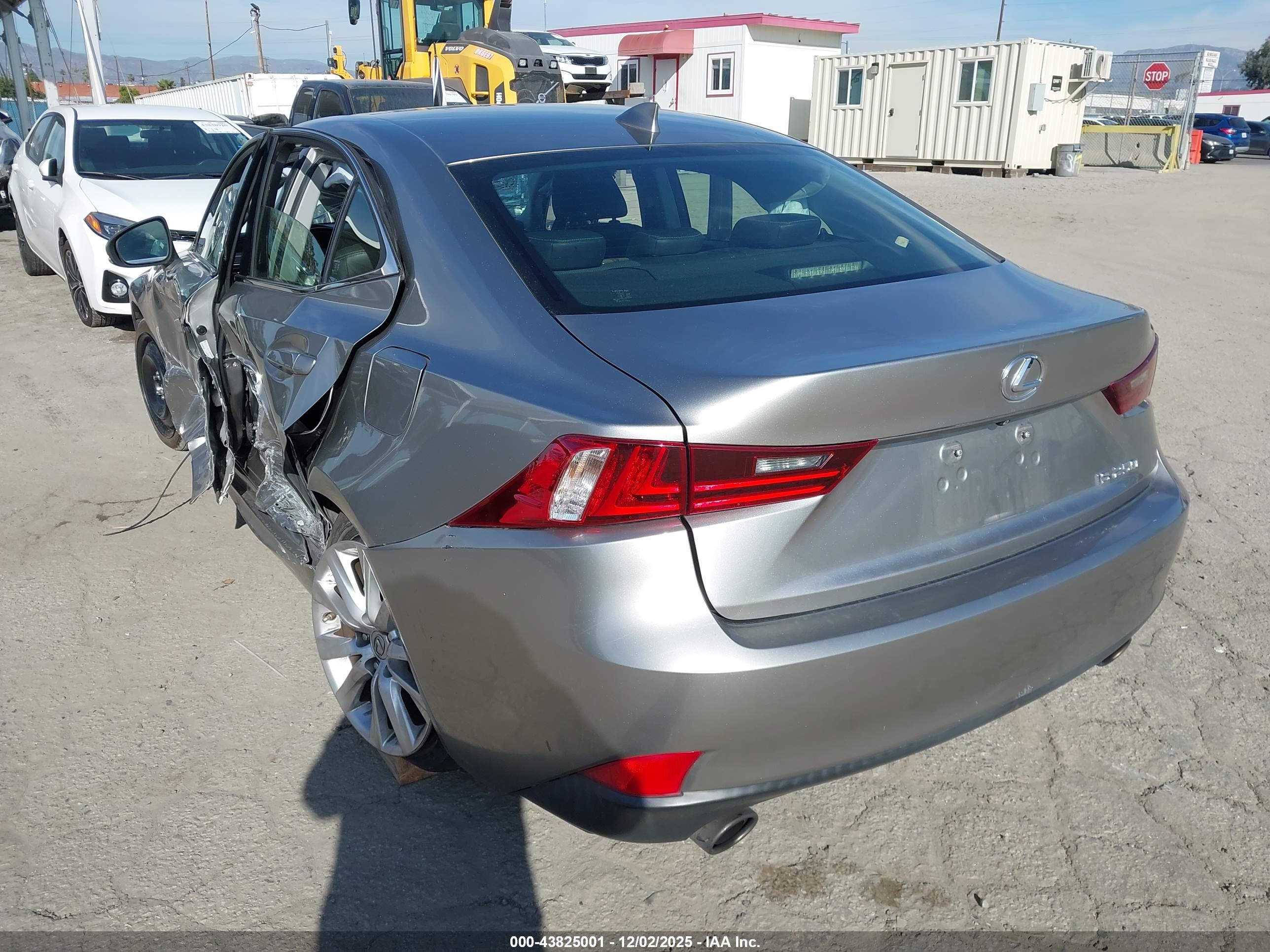 LEXUS IS image 3