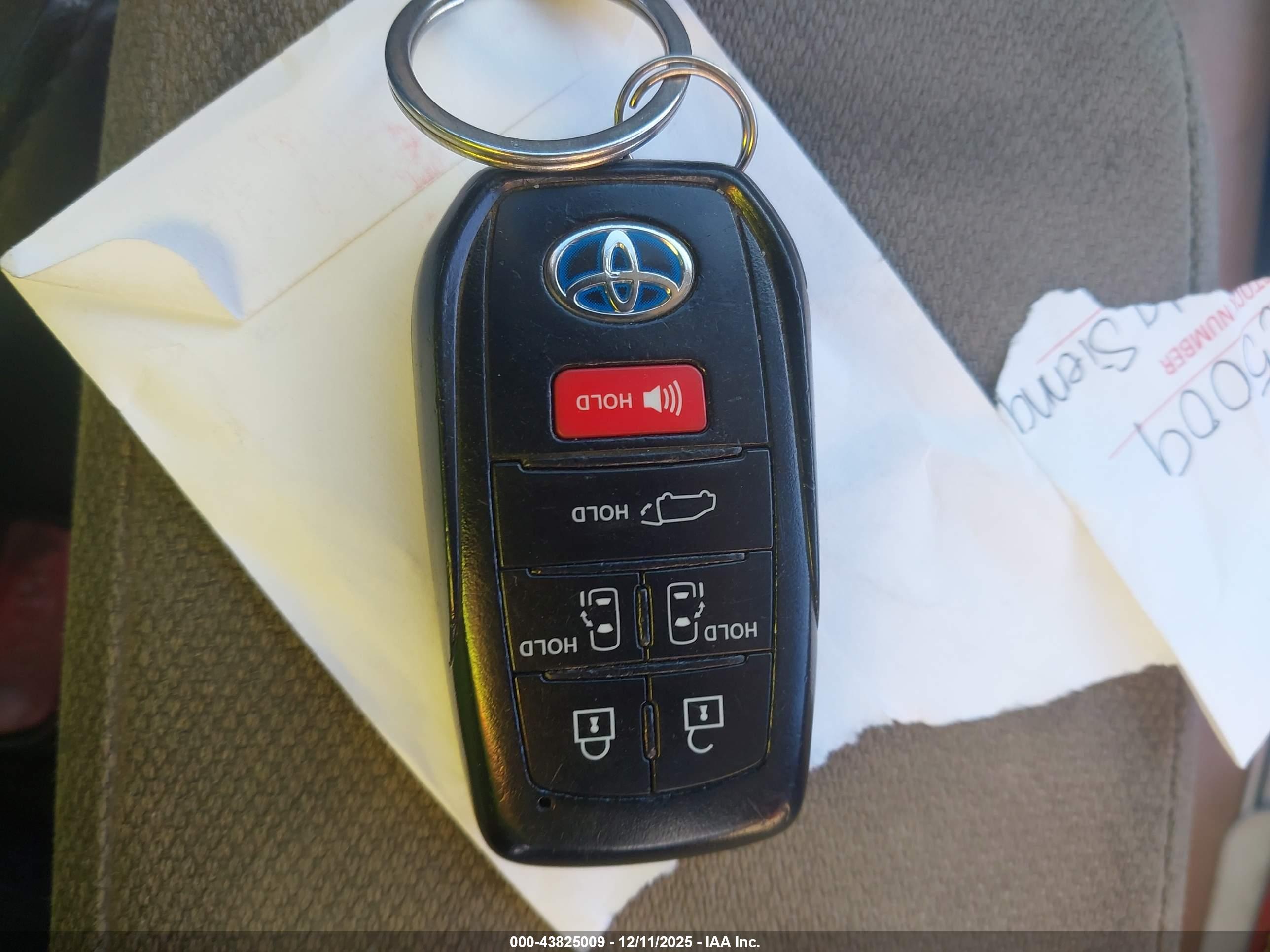 TOYOTA SIENNA image 11